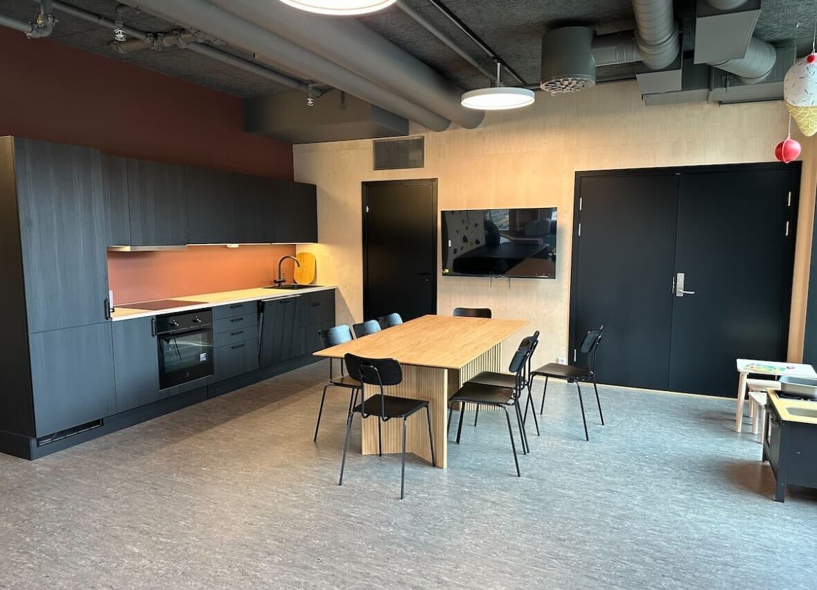 Fellesrom med lekeplass + kjøkken