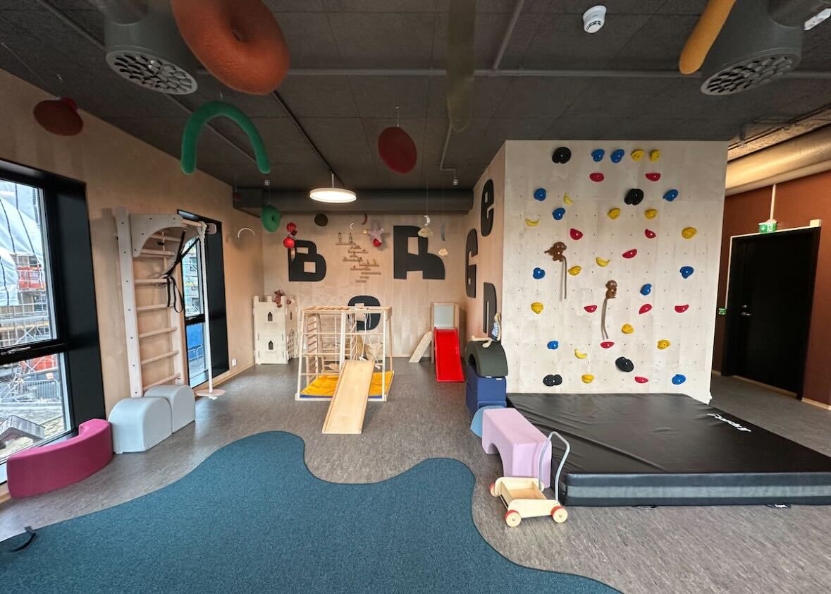 Fellesrom med lekeplass