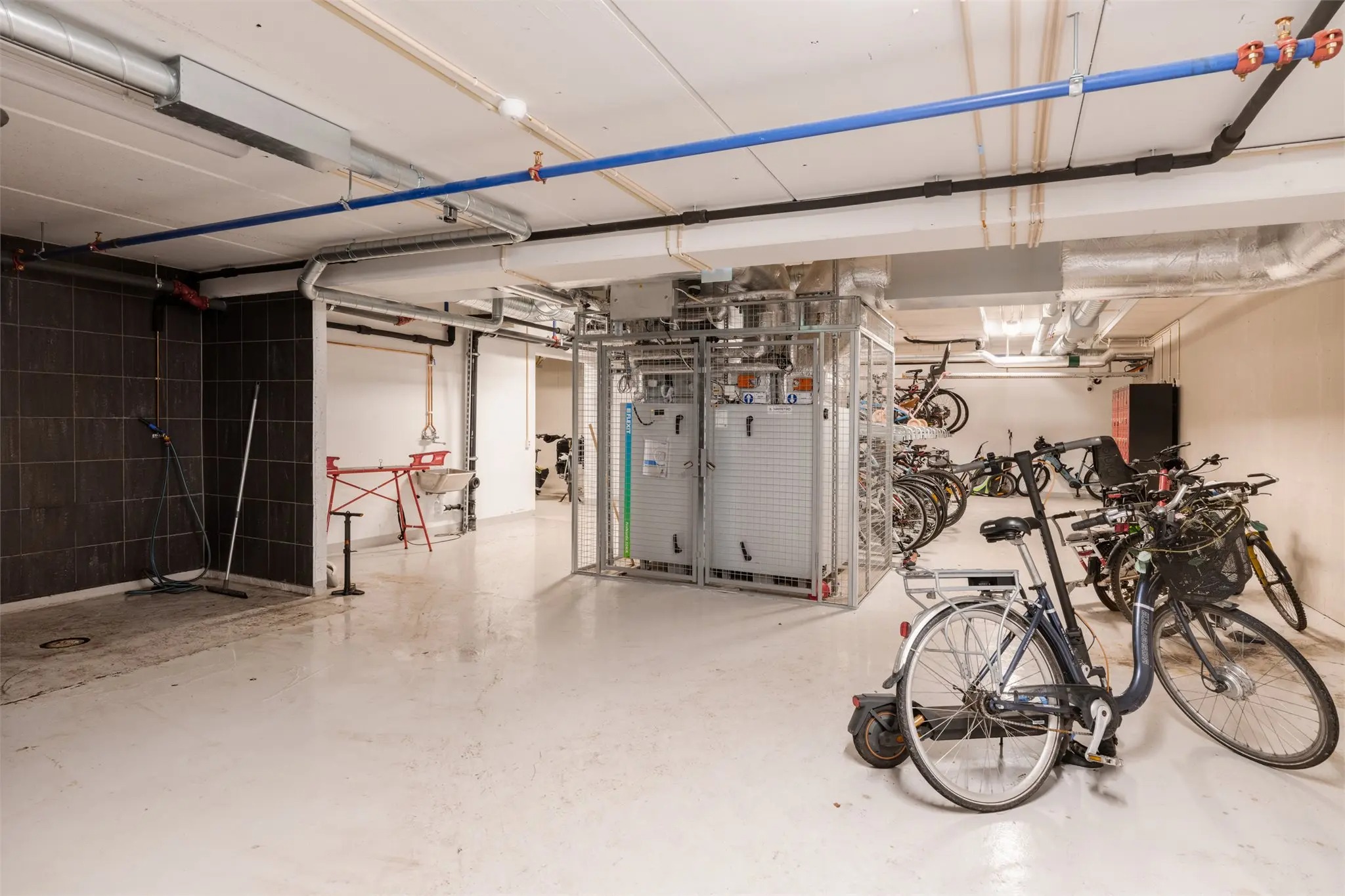 Fellesarealene inkluderer også sykkelparkering, sykkelverksted og sykkelvask. Her er alt tilrettelagt for en lettvint hverdag.