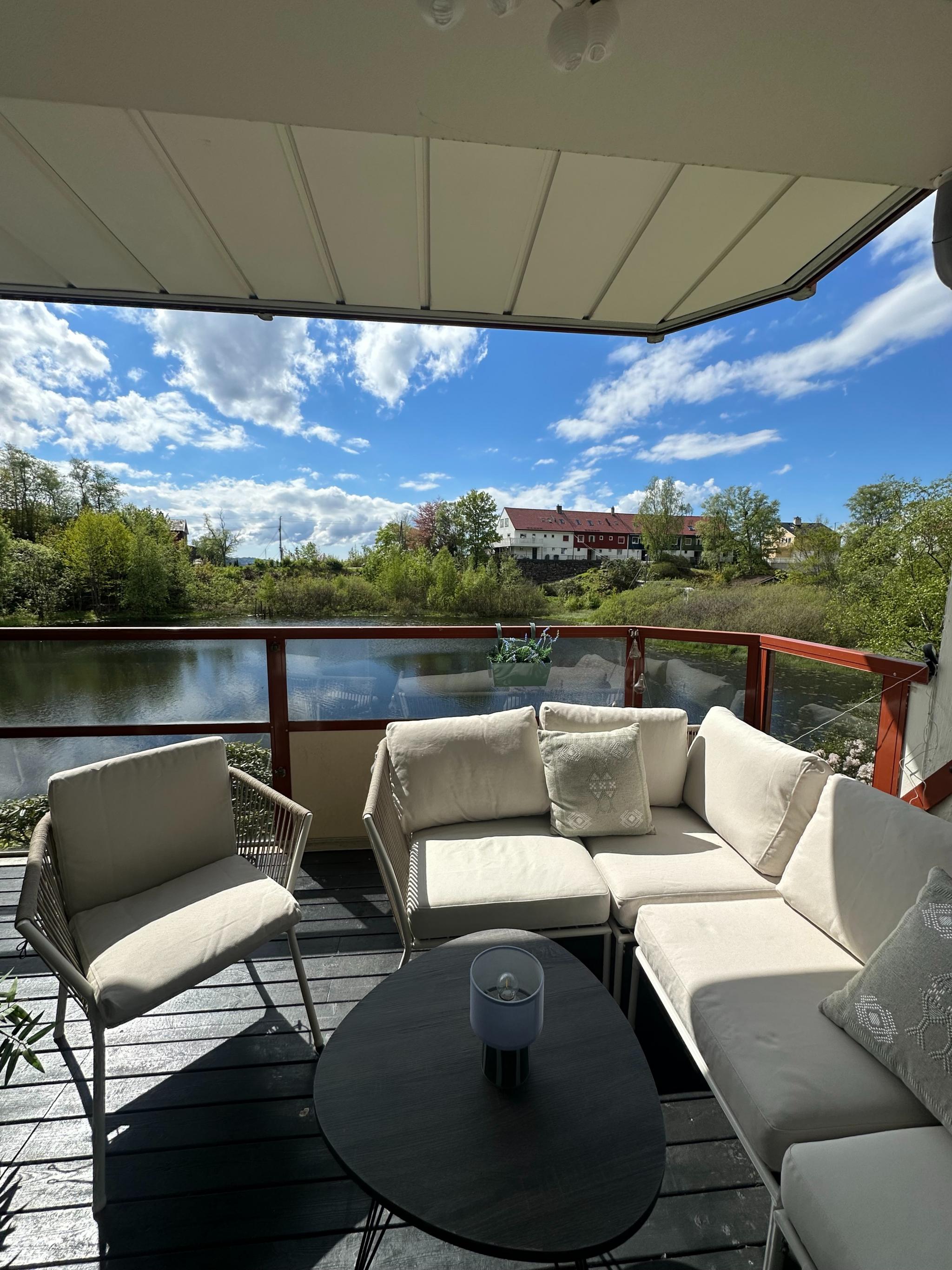 Fantastisk terrasse på 10kvm som har masse sol og le for vind. Sol fra ca kl 13 til kl 22-23.