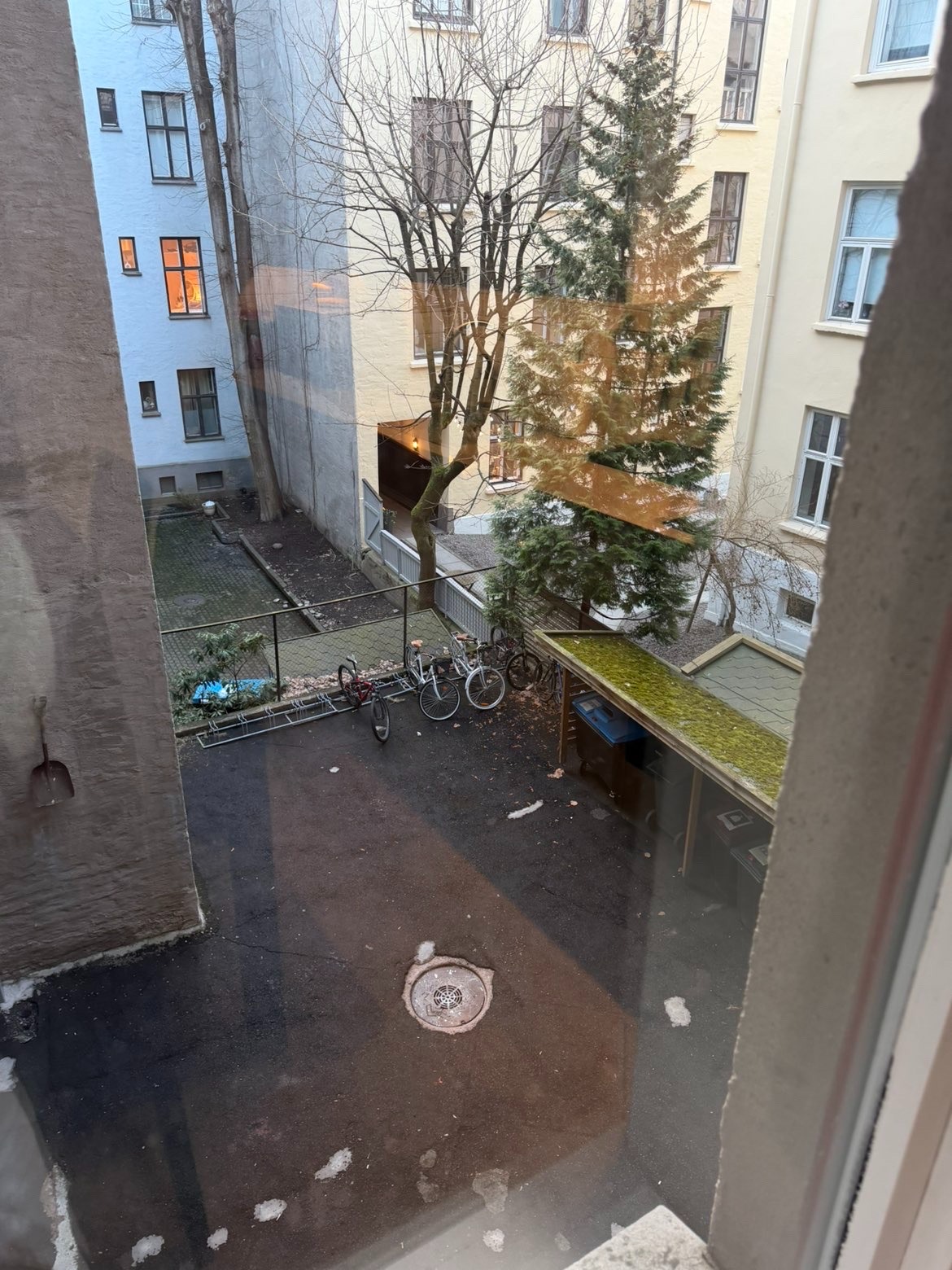 Utsikt mot rolig bakgård.