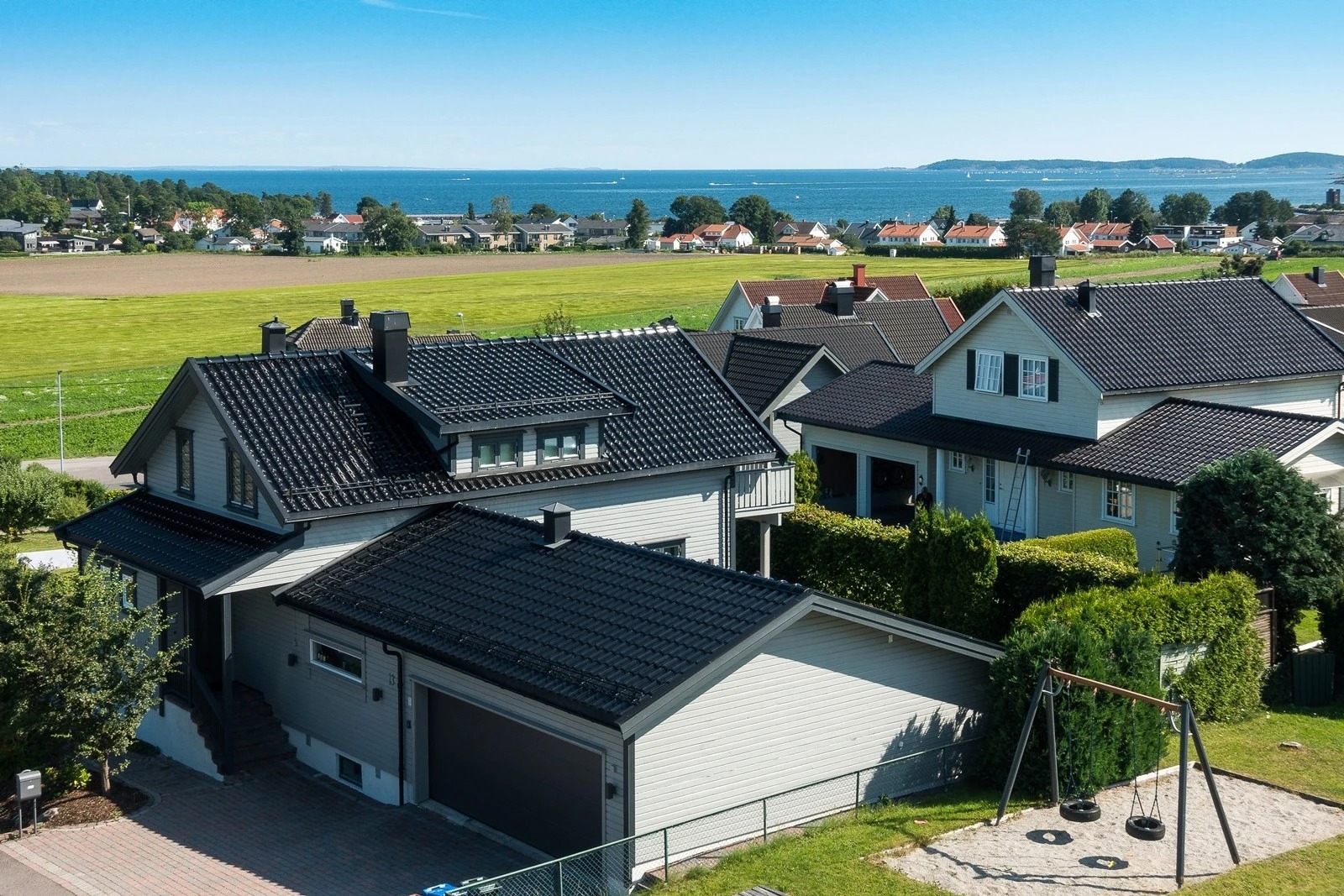 Oversiktsbilde - Inngang til leilighet nede til venstre og rundt hjørnet