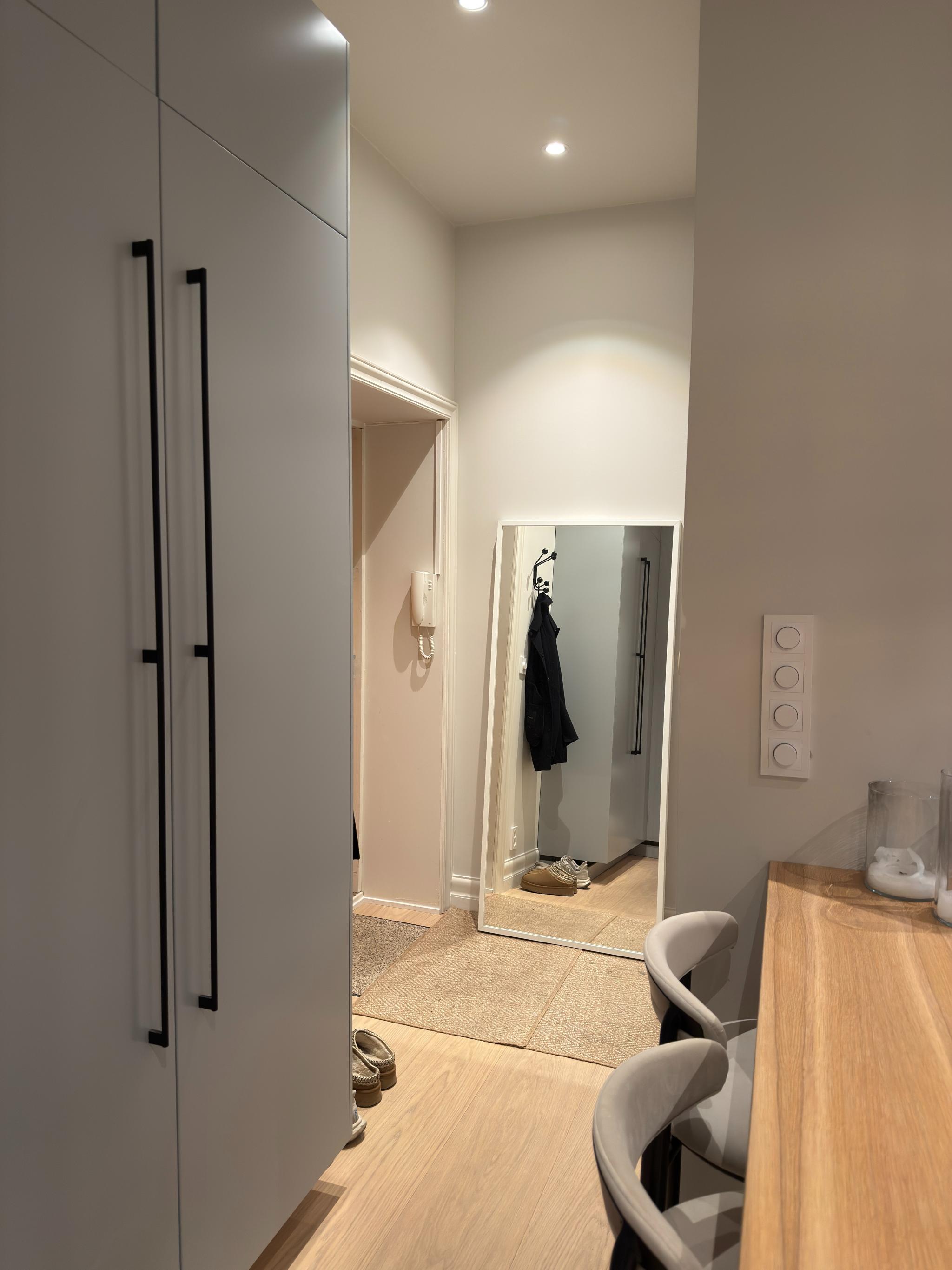 Godt med plass til å henge opp jakker og sette sko.