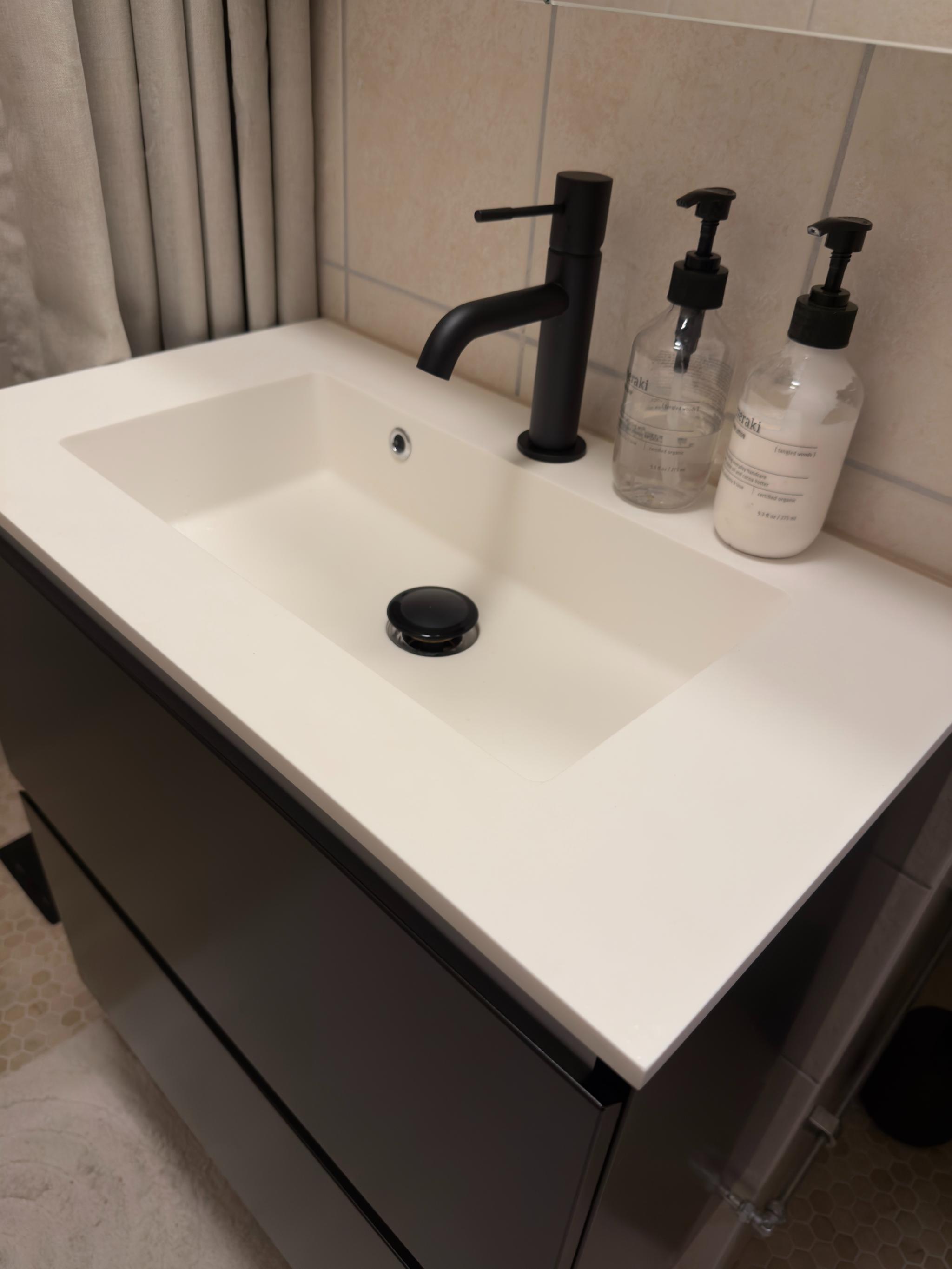 Detaljbilde av servantskap, med vask fra danske Marbre Bagno.