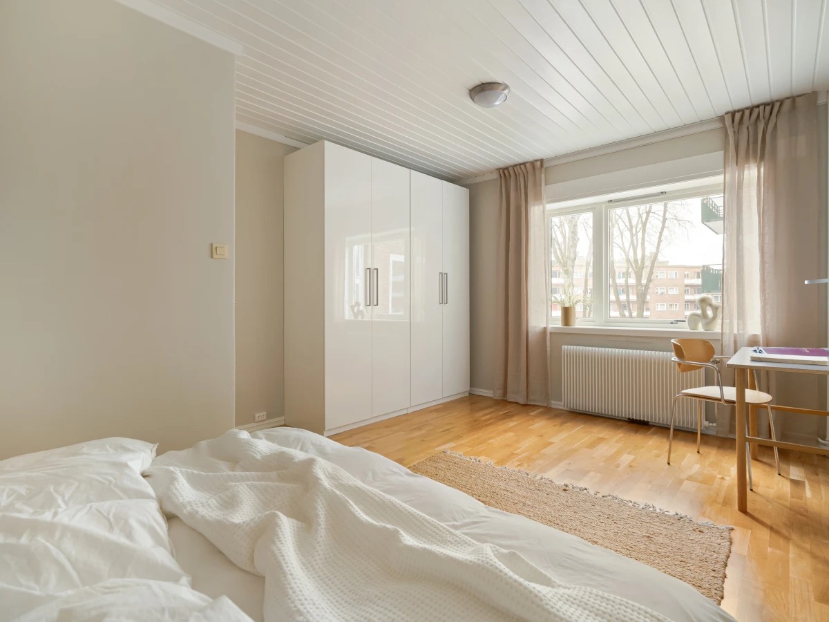 Hovedsoverom med stort garderobeskap
