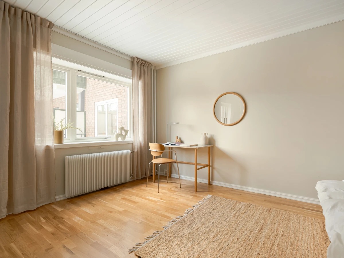 Hovedsoverom med stort vindu