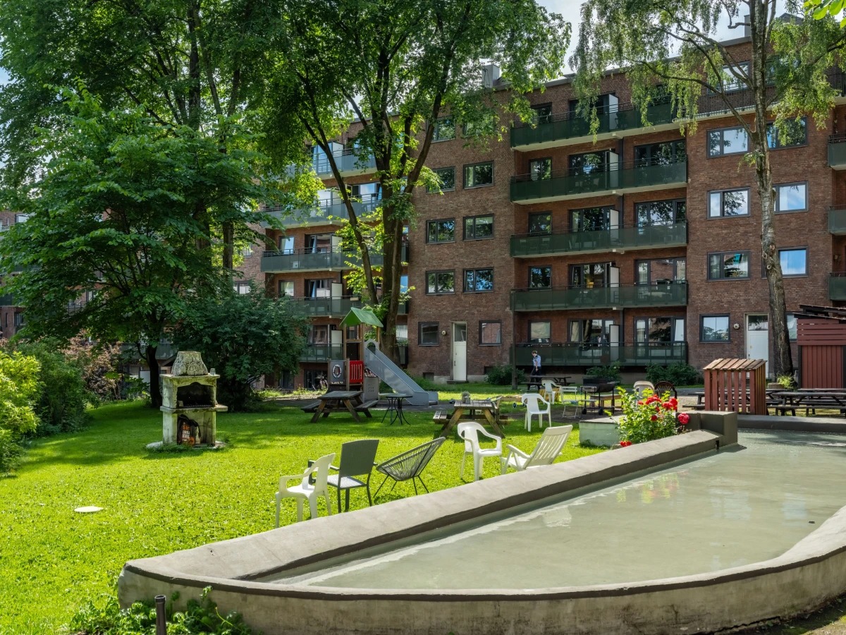 Frodig bakgård med vannbasseng