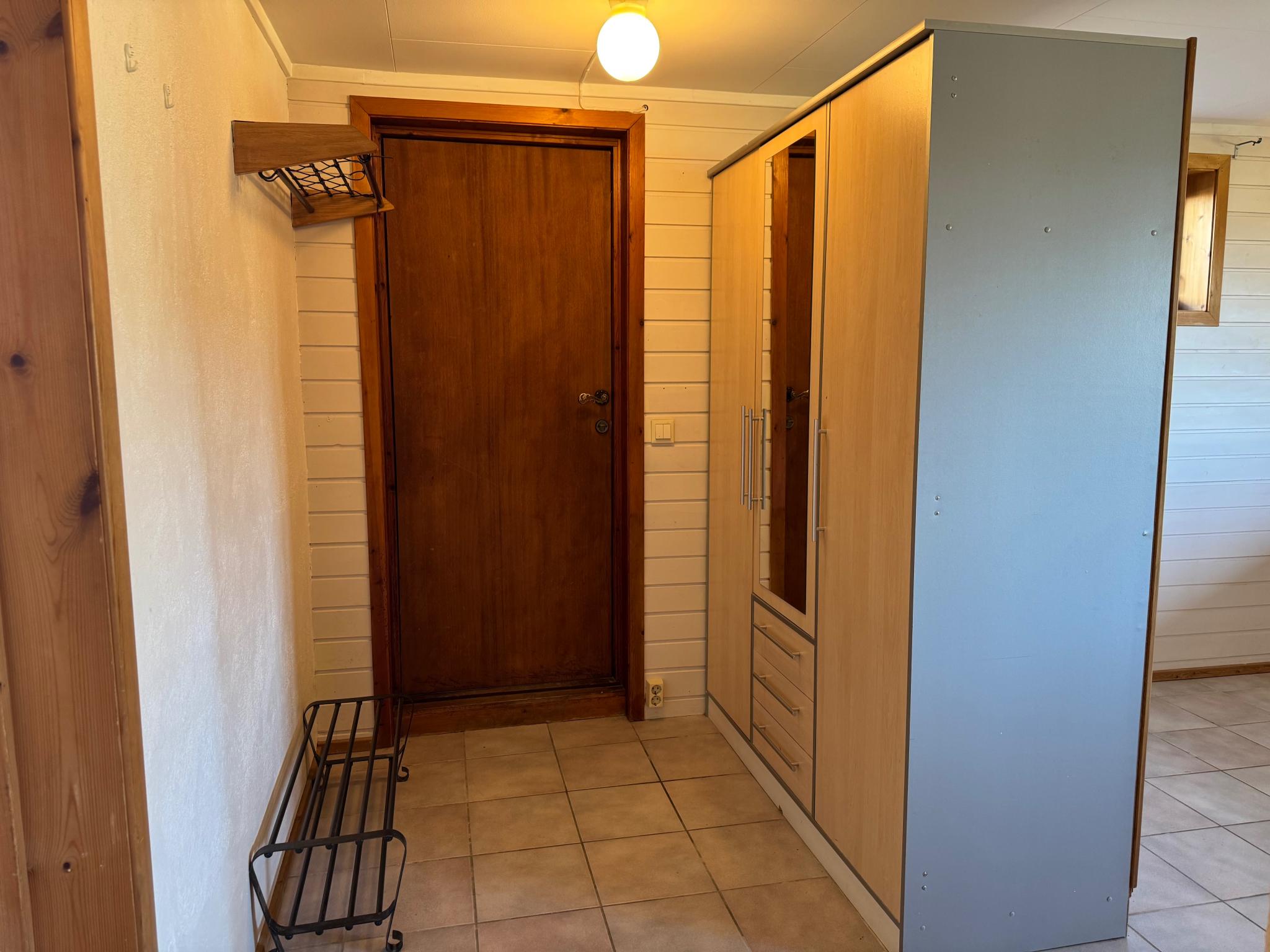 I Entreen står det et garderobeskap.