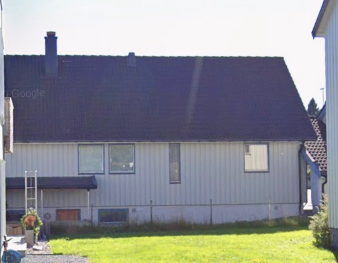 Entreen til sokkelleiligheten ligger på baksiden av huset, privat inngang.