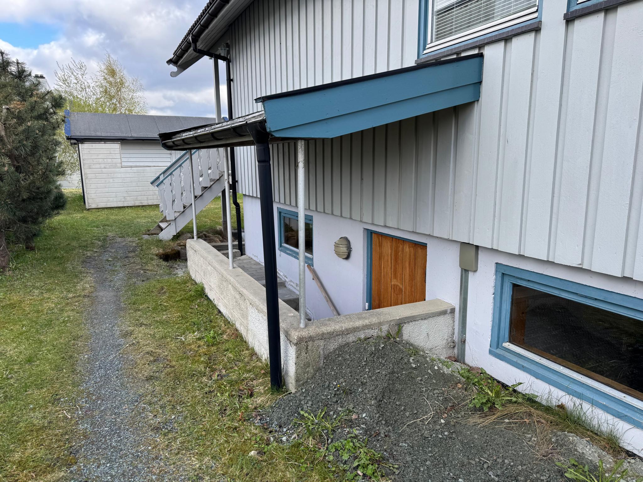 Skjermet inngang på baksiden av huset. 