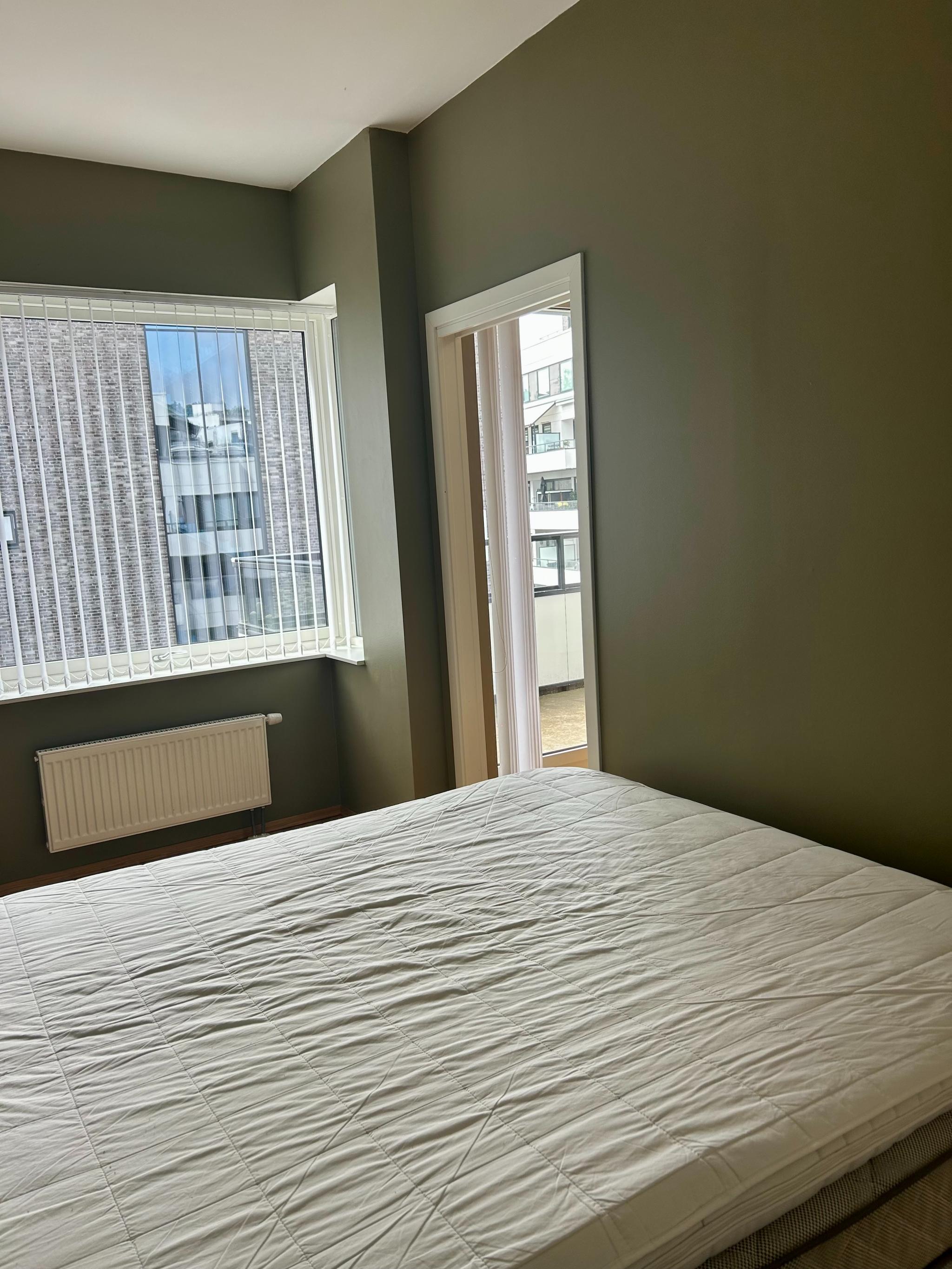 Plass til skrivebord under vinduet på soverommet