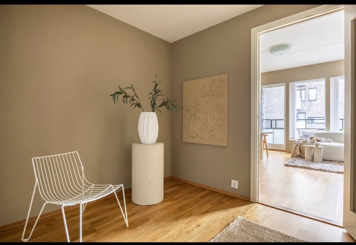 Romslig gang hvor det er planlagt skyvedørsgarderobe 