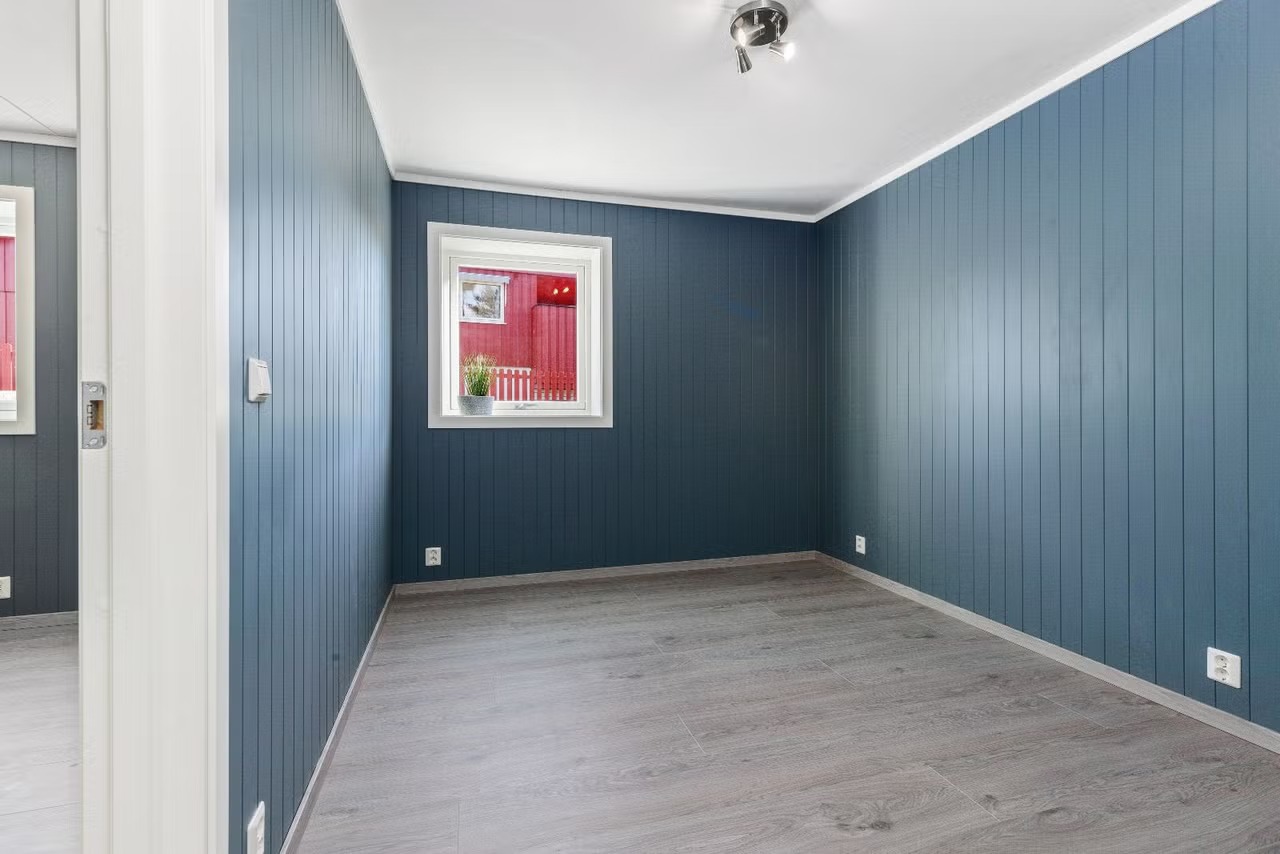 Romslig soverom med plass til dobbeltseng og nattbord