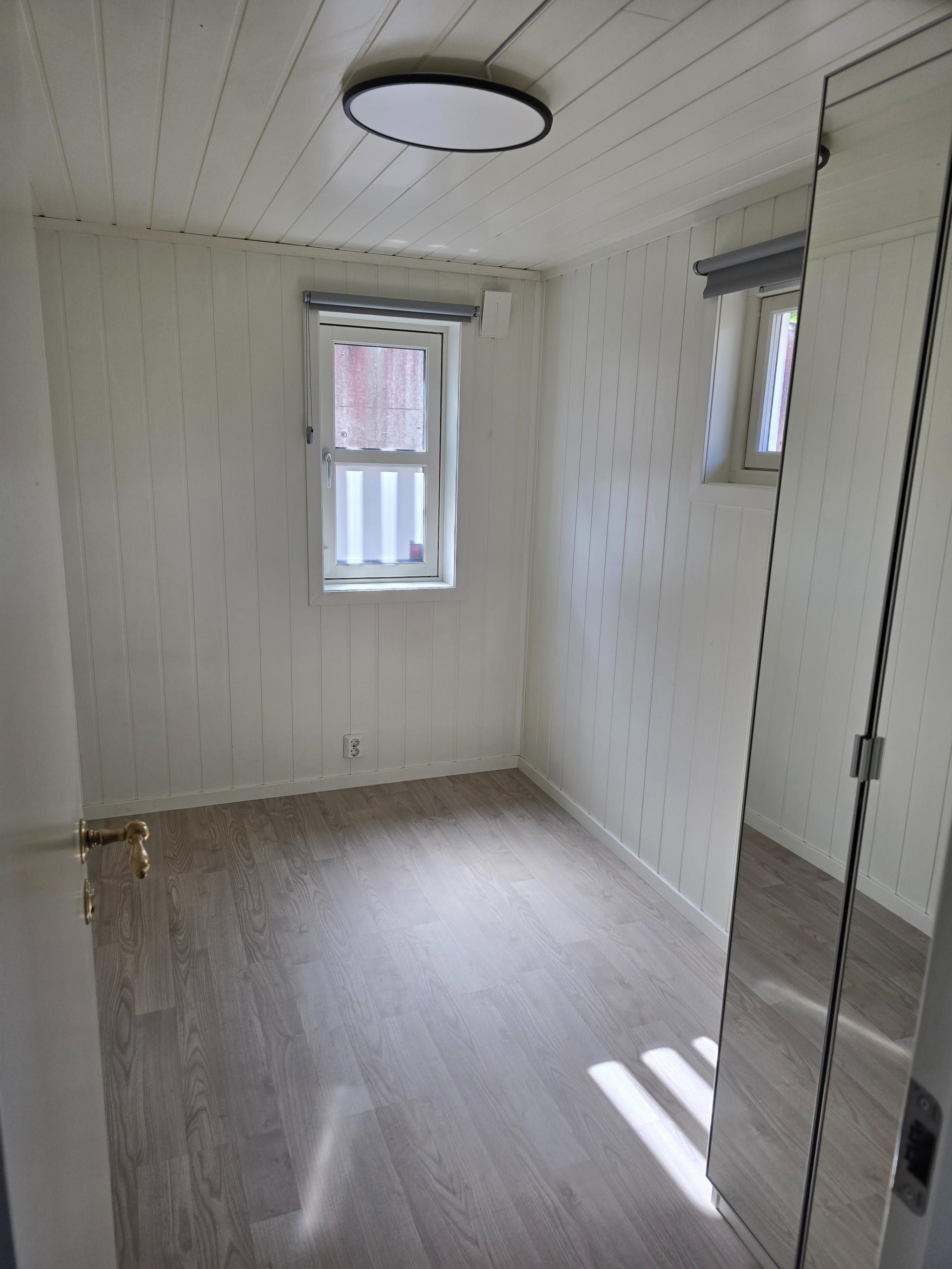 Soverom 2 med Pax garderobeskap 75cm