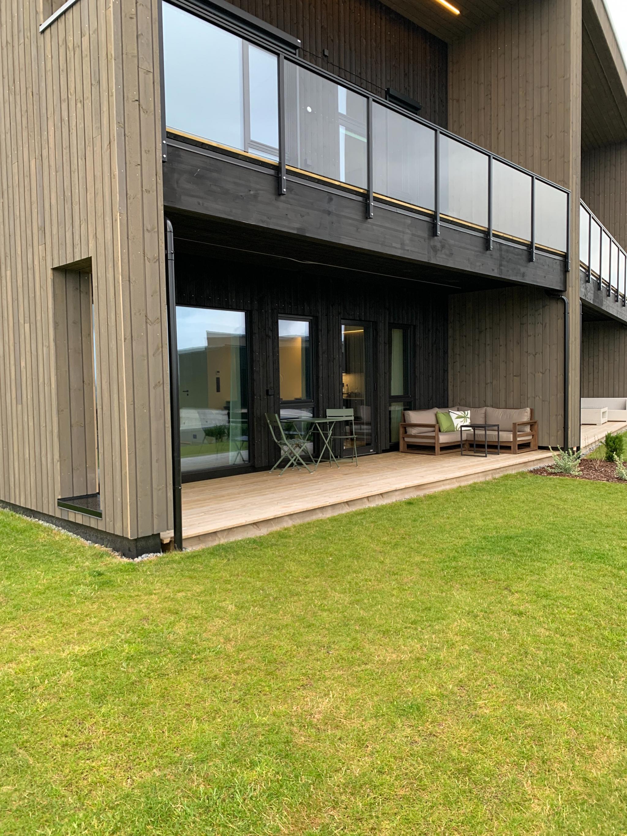Terrasse og plen