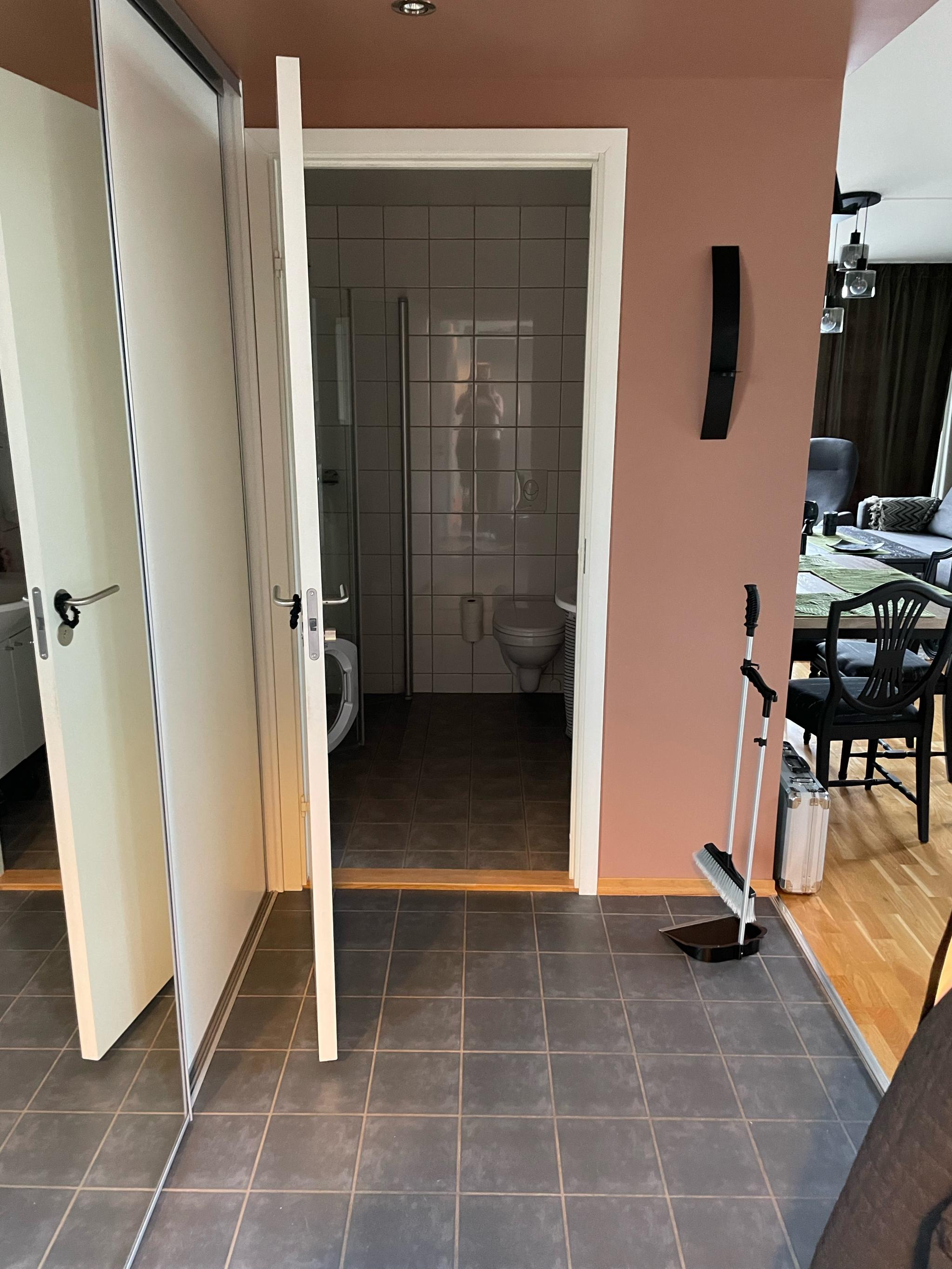 Gangen, badet rett frem. Garderobeløsning med skyvedør.