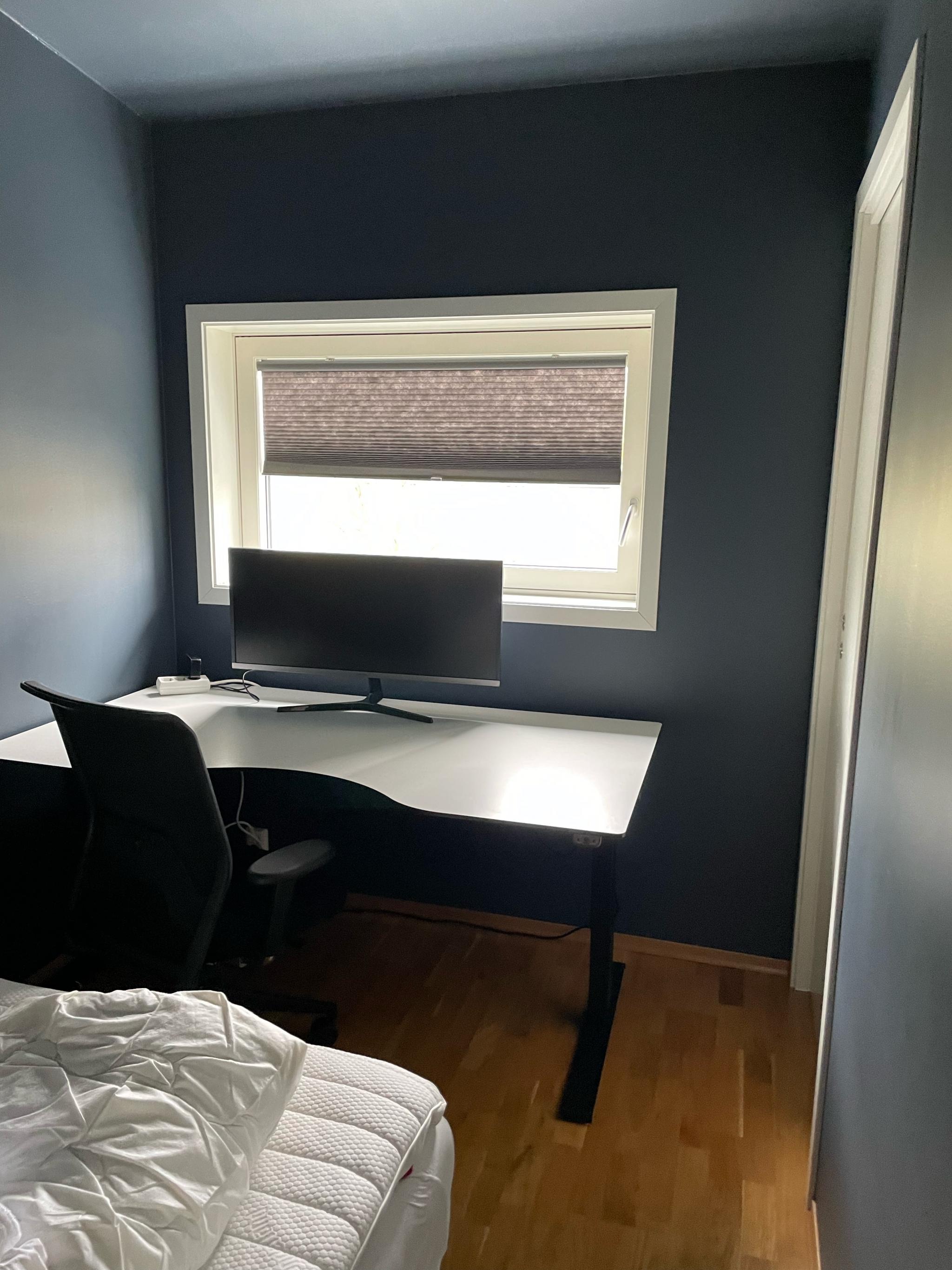 Soverommet består av en seng på 140x200 og en hev/senk pult med kontorstol. 