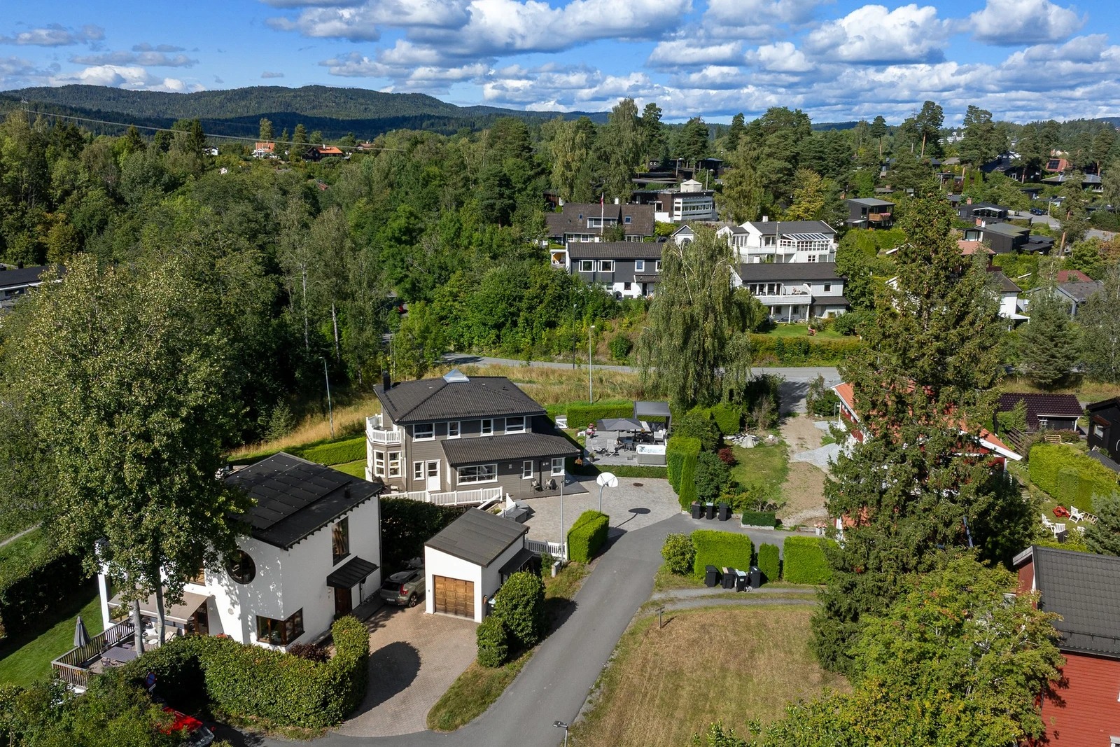 Grått hus innerst i blindvei. 