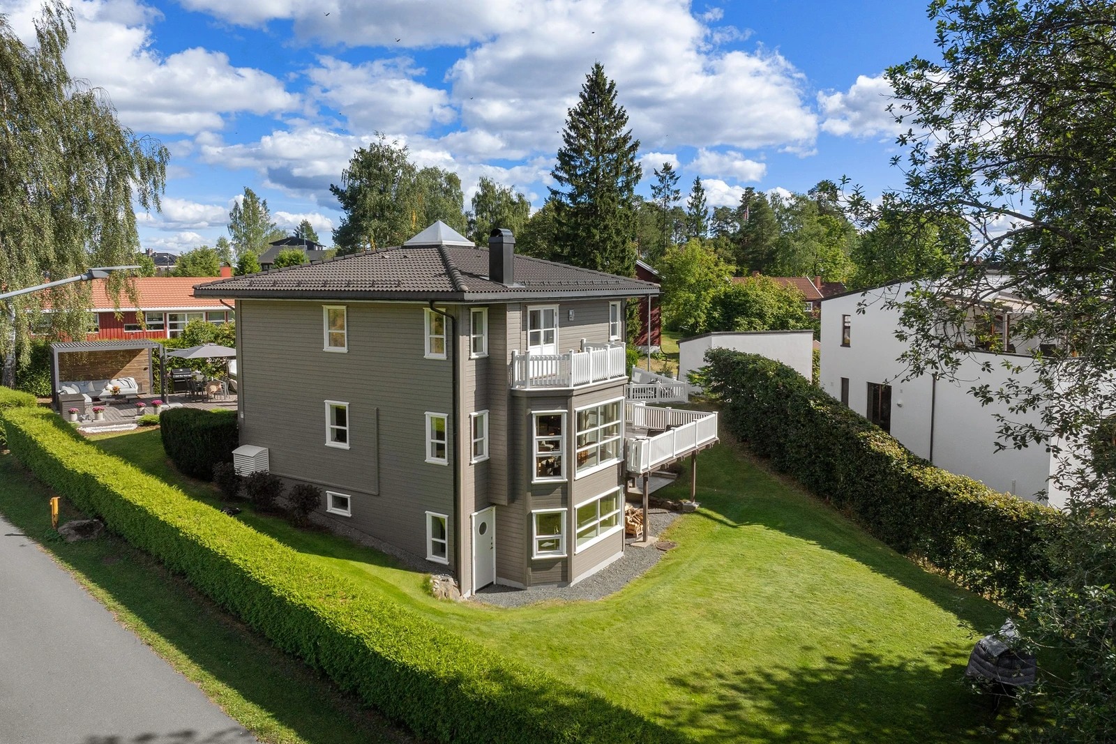 Egen inngangsdør som vist på bildet. Leietaker disponerer ikke hage, men er det fint vær er det lov å sette en stol ut på "grusstien" utenfor hybelen. Da må leietaker tåle å potensielt bli underholdt av to små jenter 😊 