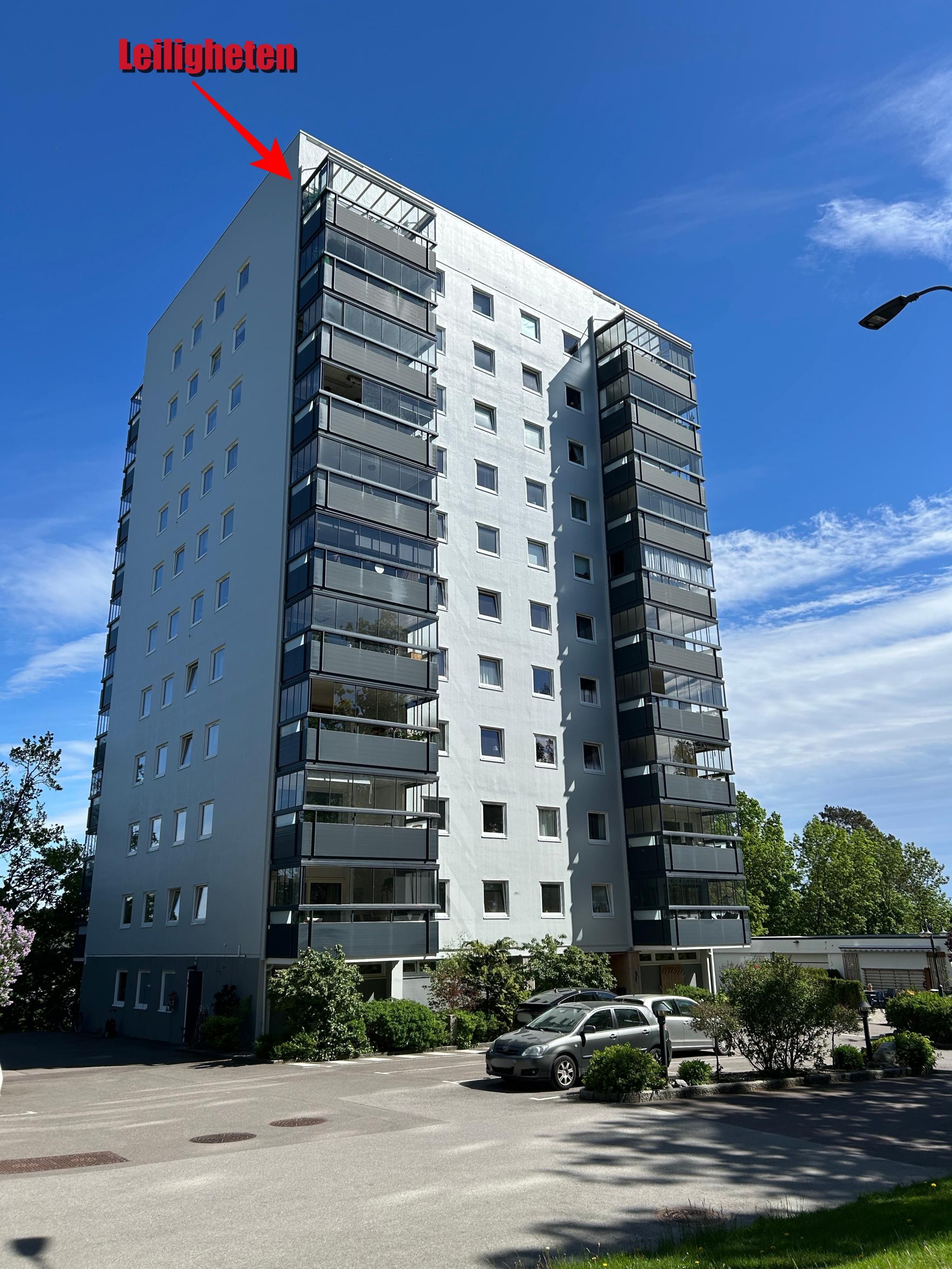 Leiligheten er i øverste boligetasje (10.etg). Nord-vestre hjørnet. Ser mot Slottsfjellet og Slagendalen.