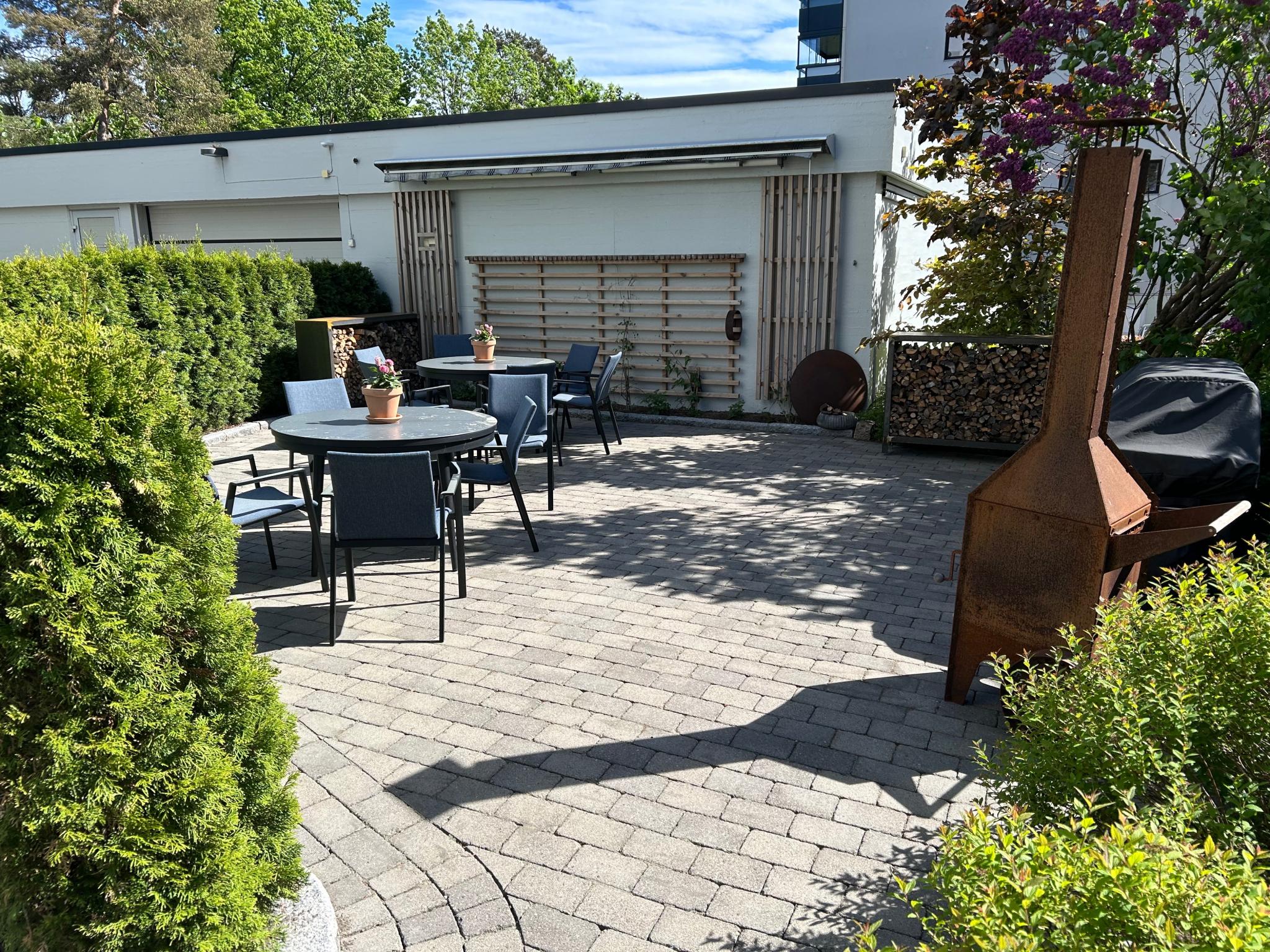 Felles uteplass rett ved inngangspartiet. Her er det mulighet for å grille.