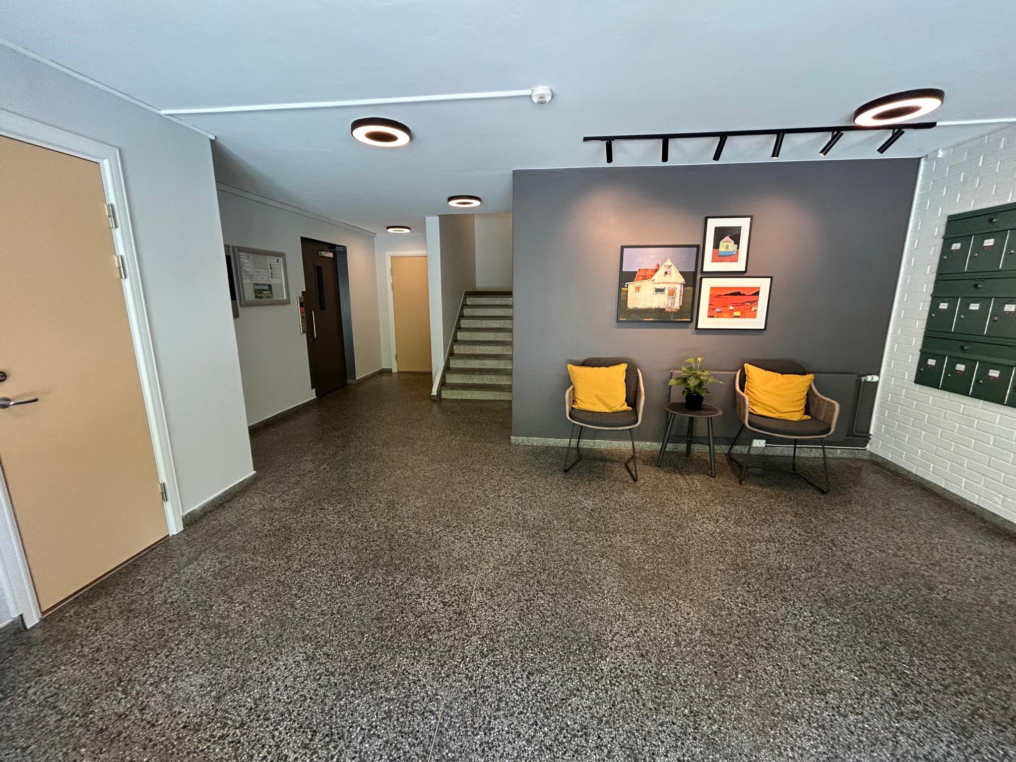 Vestibylen. Her kan du ta heis eventuelt gå trappen helt opp.