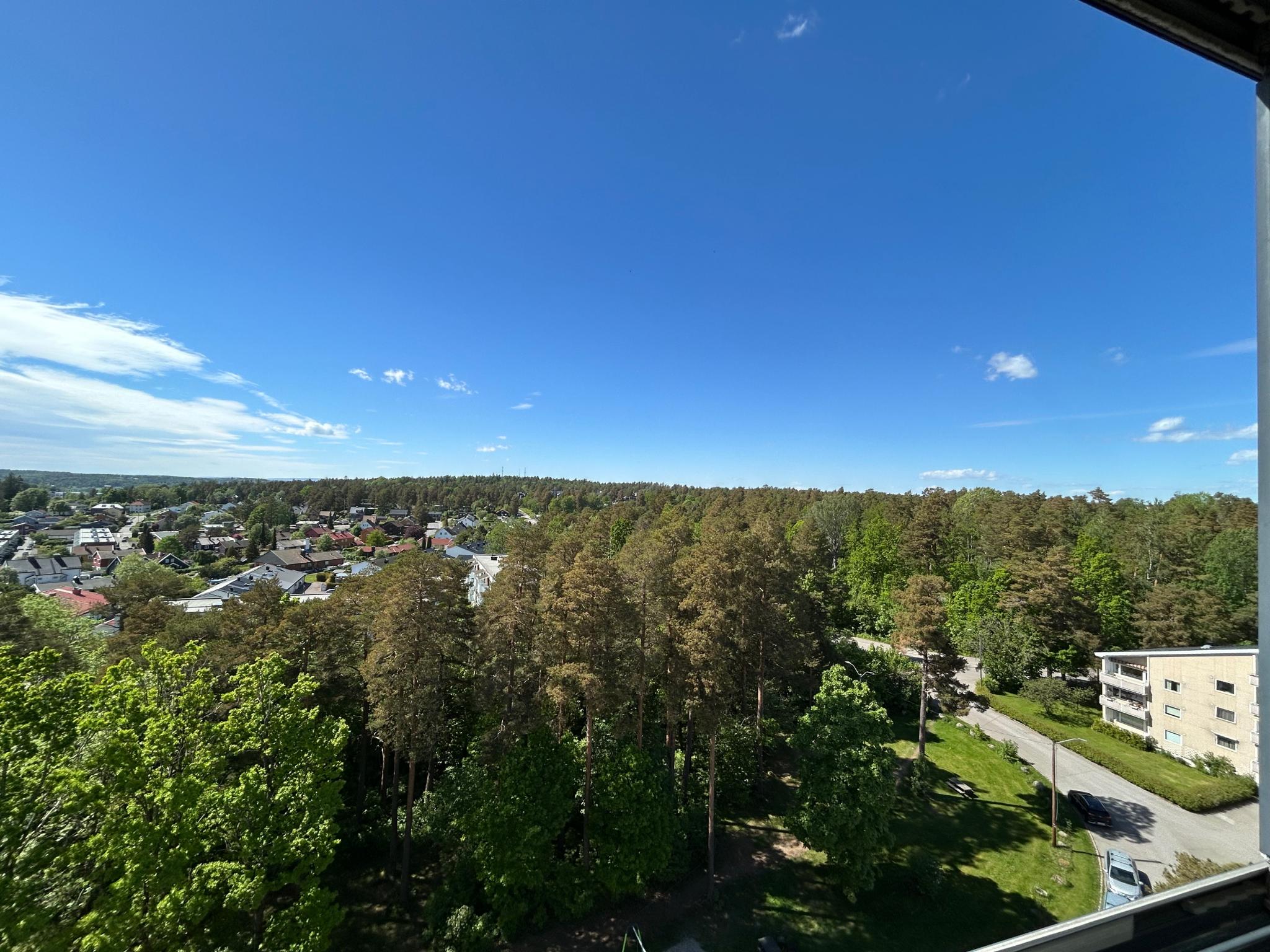 Balkongen er innglassert og kan åpnes og lukkes etter vær og ønske.