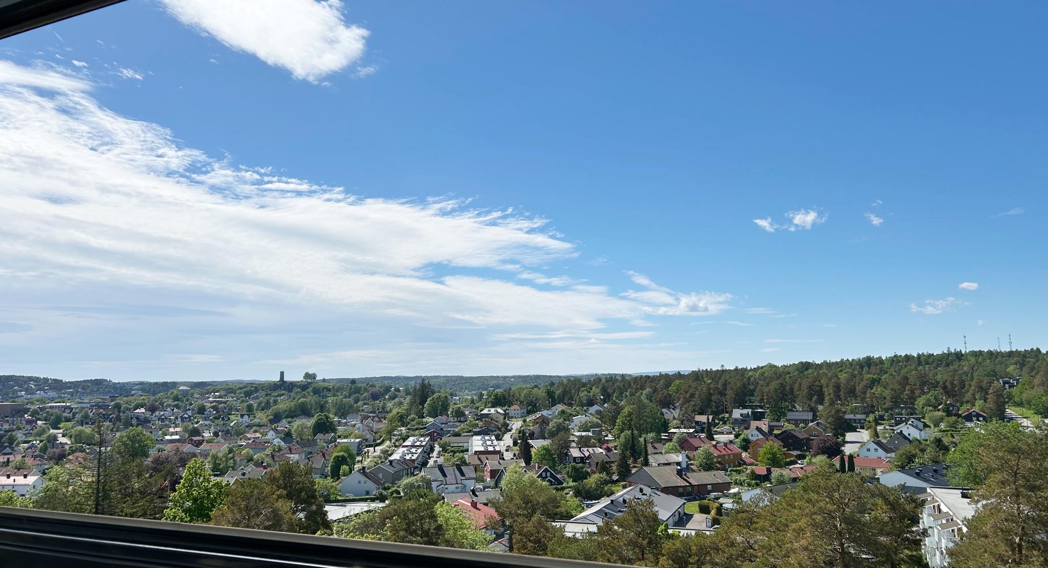 Utsikt til Slottsfjellet fra balkongen. 