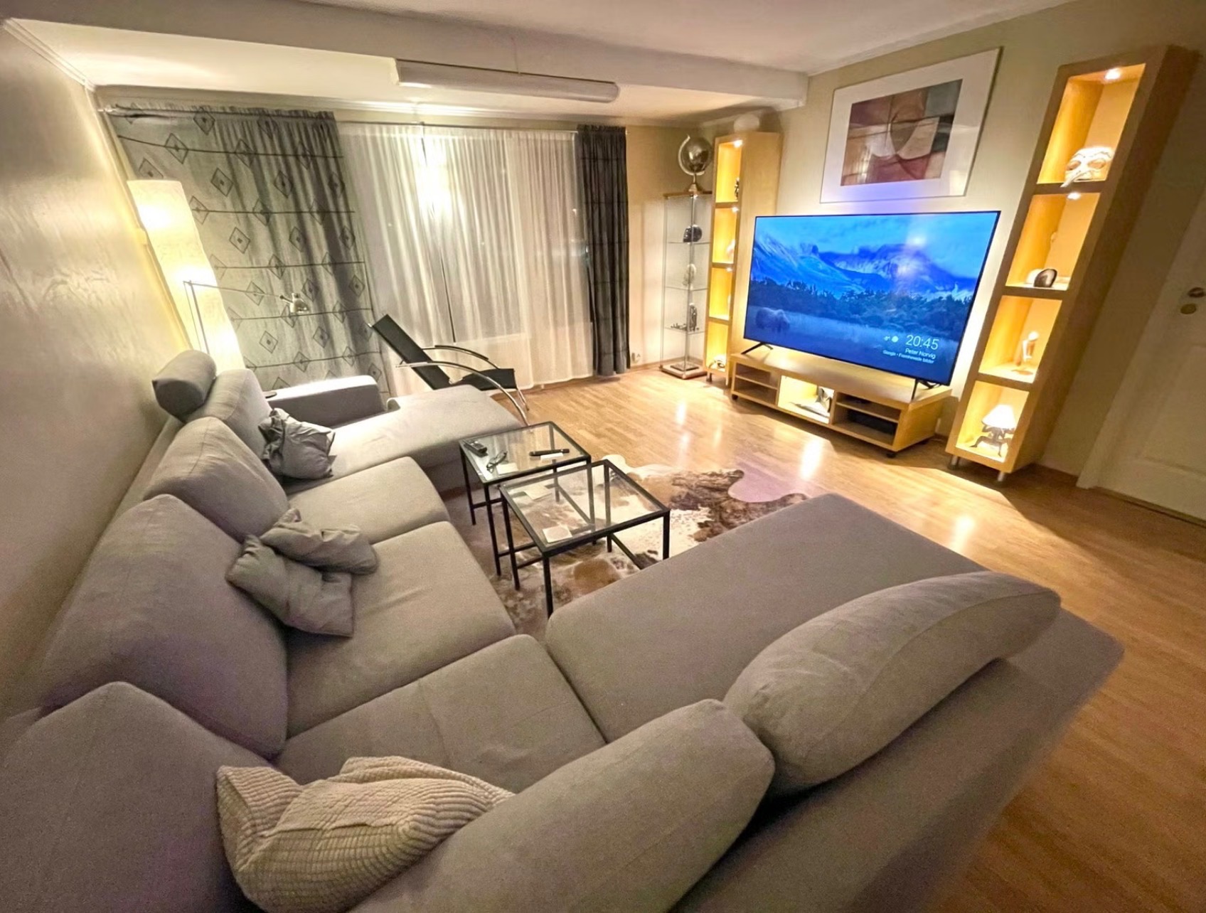 Romslig sofa, stor 75" TV, utgang til 7 meter bred balkong