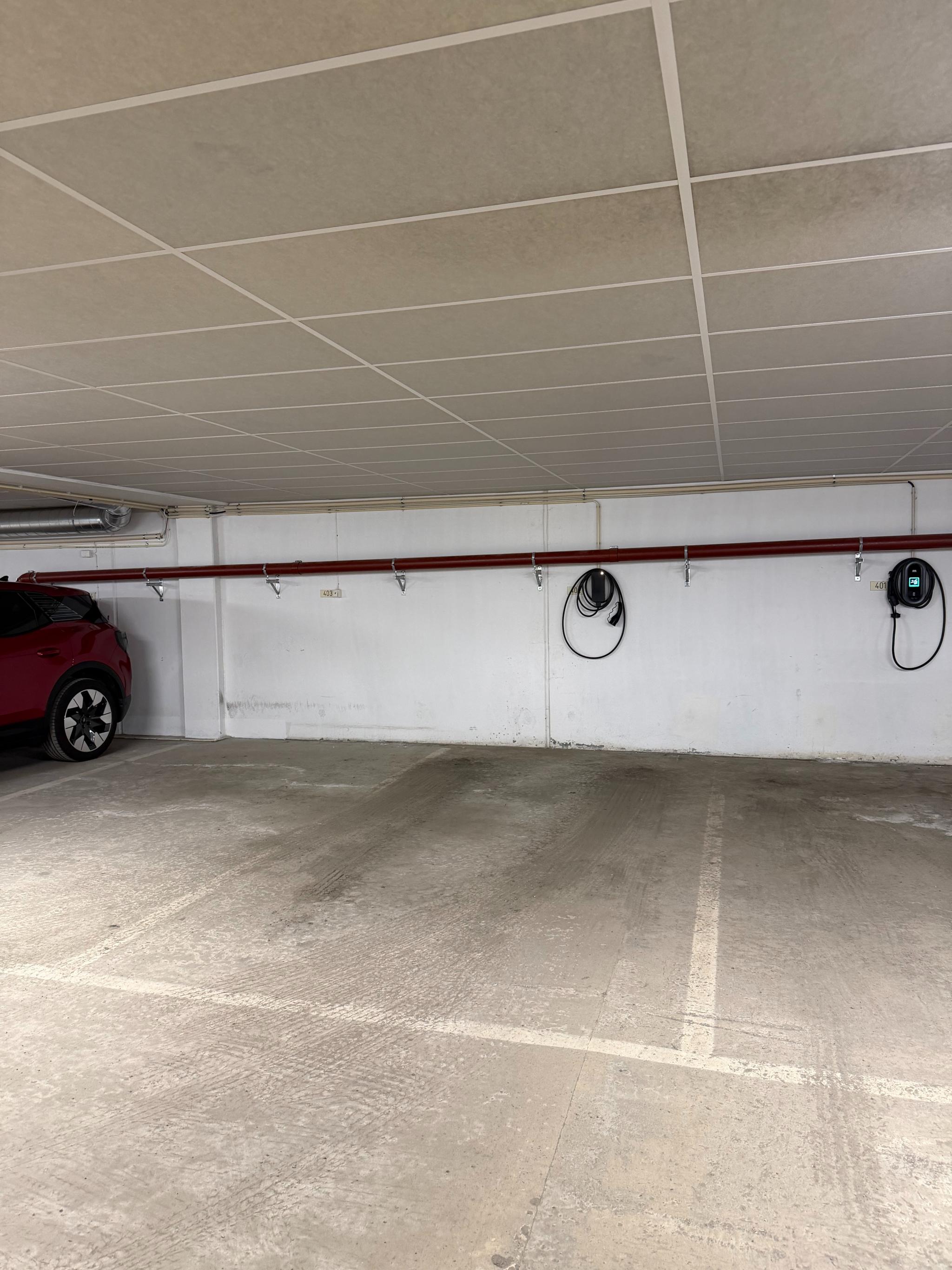 Parkeringsplass med elbil-lader