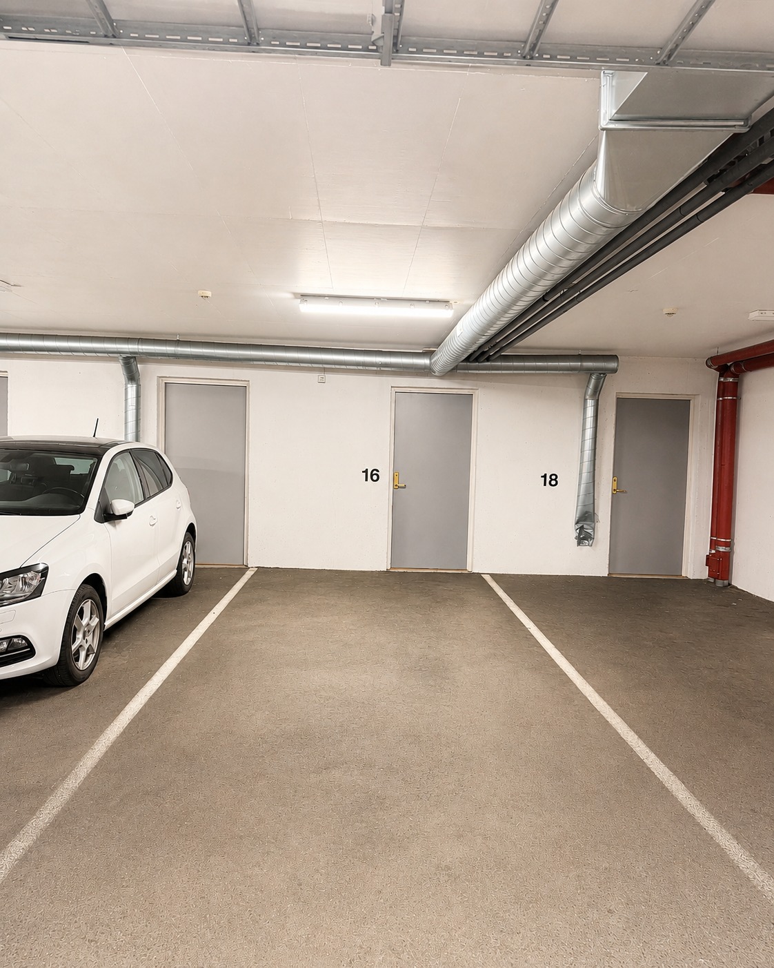 Egen parkeringsplass i garasjeanlegg med heis opp til leilighet.