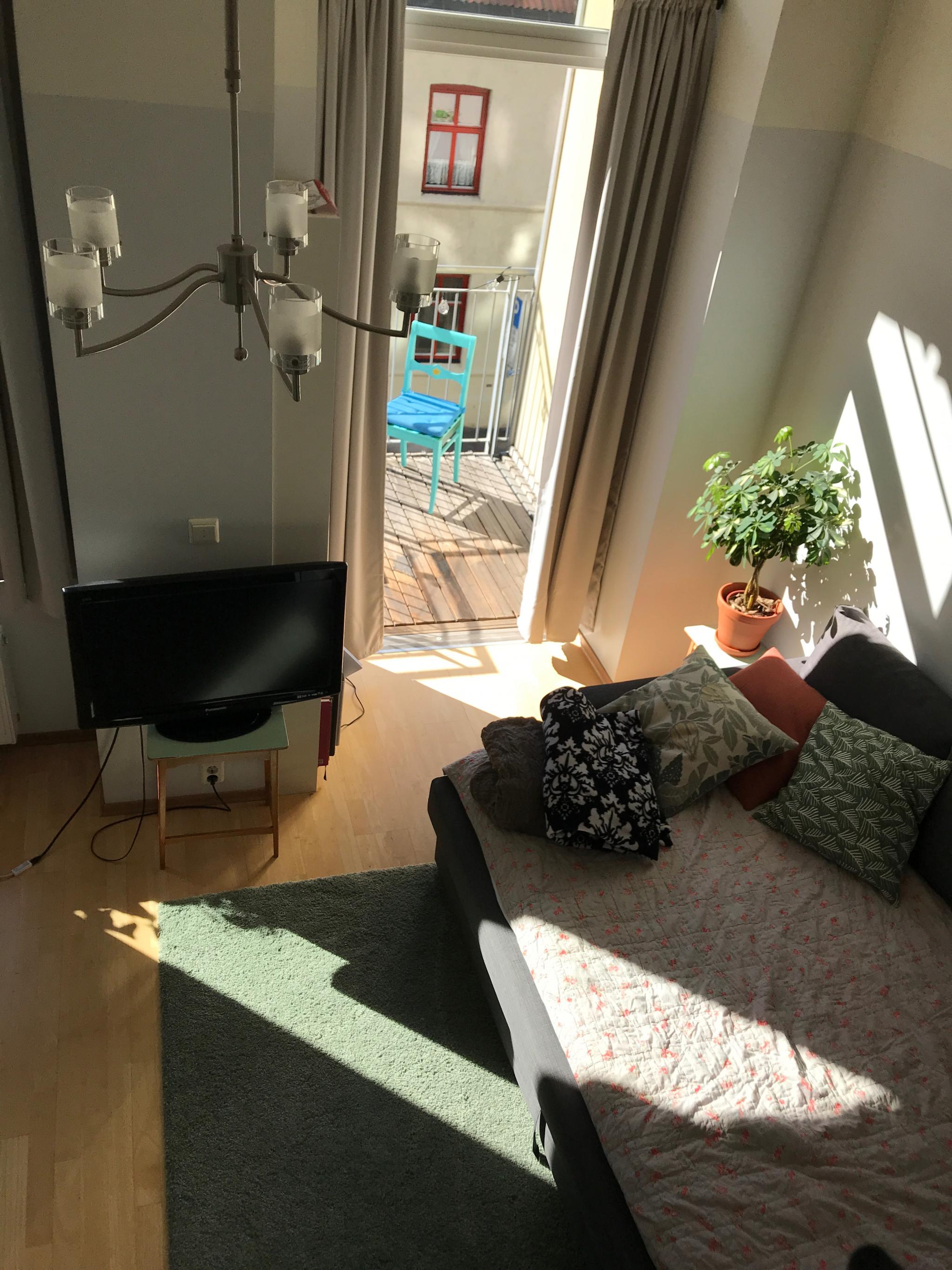 Stua sett fra hemsen med sofaen slått ut til sovesofa.