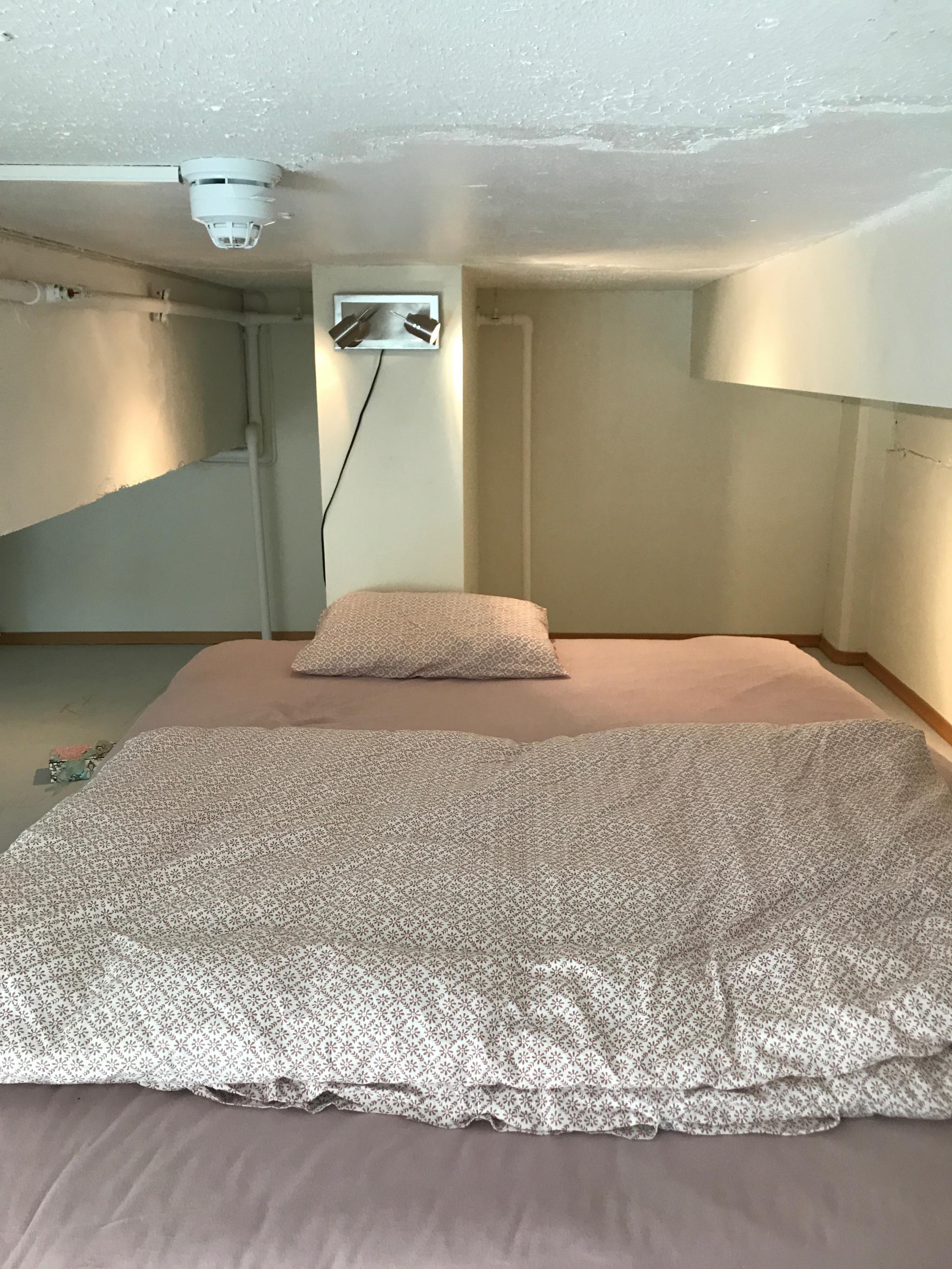 160 seng med god plass under taket til å sitte og lese. 