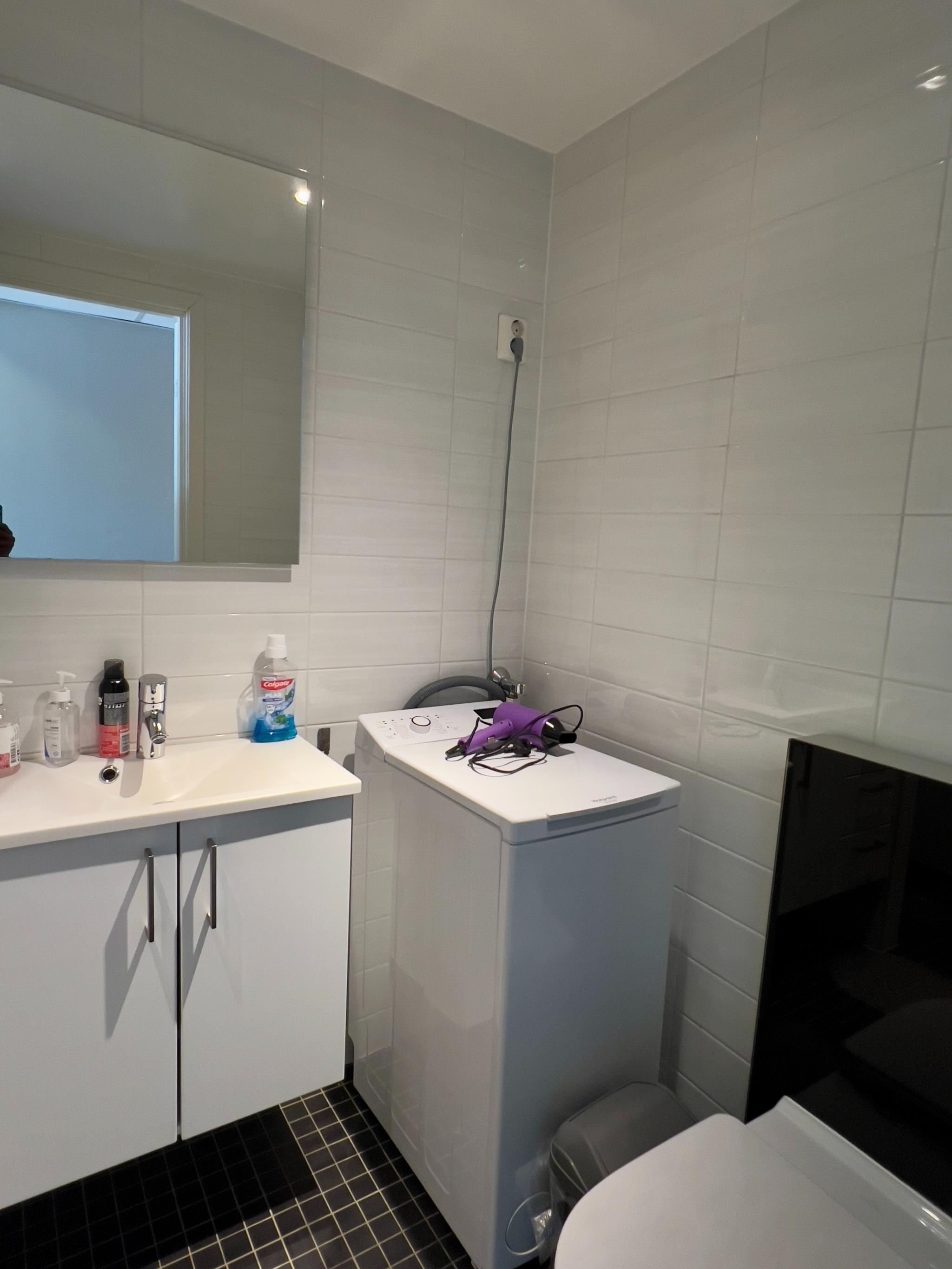 Badet har varme gulv i tillegg vaskemaskin. 