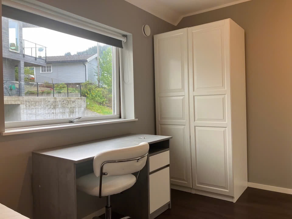 Alt inkludert; skrivepult, kontorstol, garderobe, seng og madrass. Alt du trenger er en overmadrass/ madrassbeskytter

