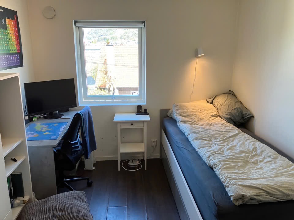 Alt inkludert; skrivepult, kontorstol, garderobe, seng og madrass. Alt du trenger er en overmadrass/ madrassbeskytter

