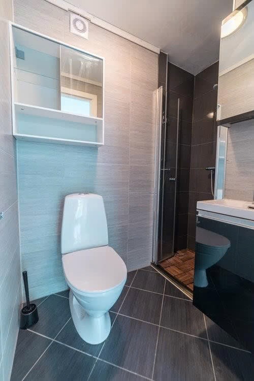 Ekstra WC/toalett oppe ved stuen og kjøkkenet.