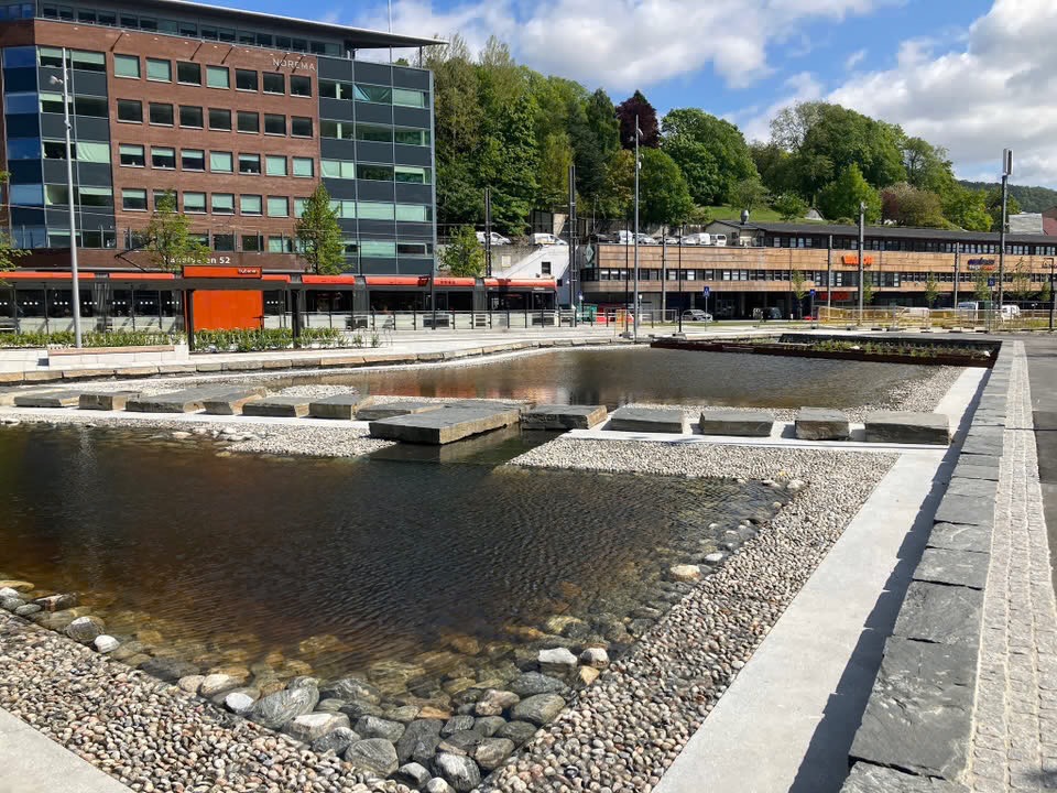 Bybanestopp rett ved huset

