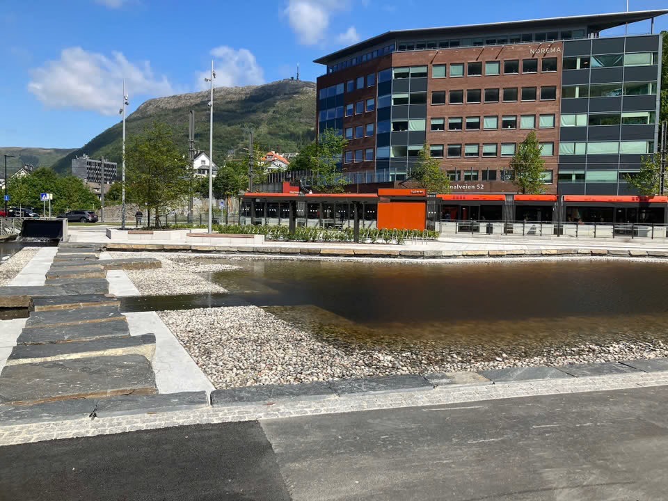 Leiligheten ligger veldig sentralt til i forhold til HVL og Sentrum

