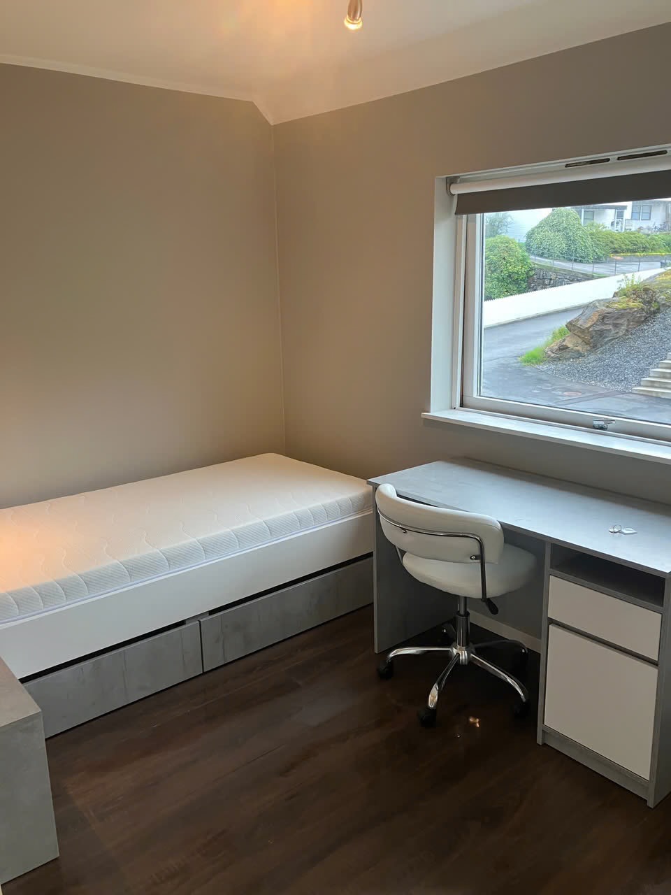 Rom 1 kr 8.000,- pr mnd + strøm

