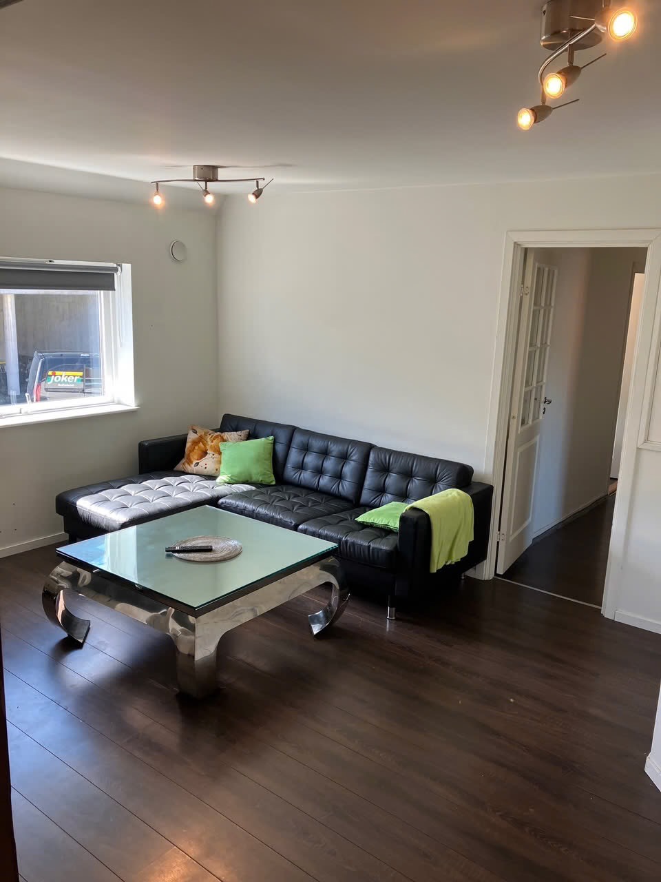 Stor og lys leilighet med store vindu.

