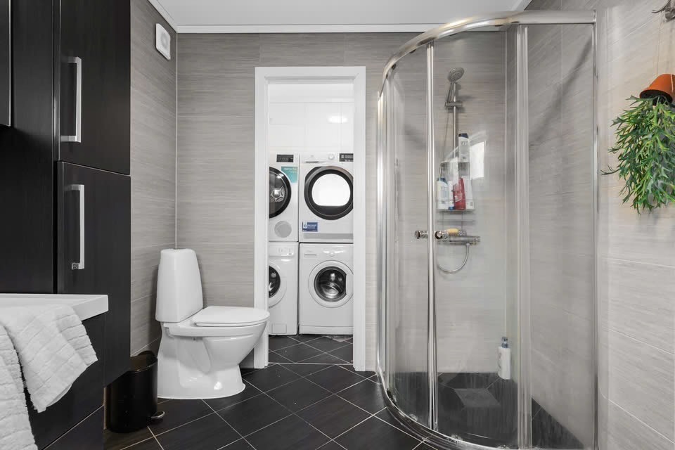 Innenfor badet har vi vaskerommet.