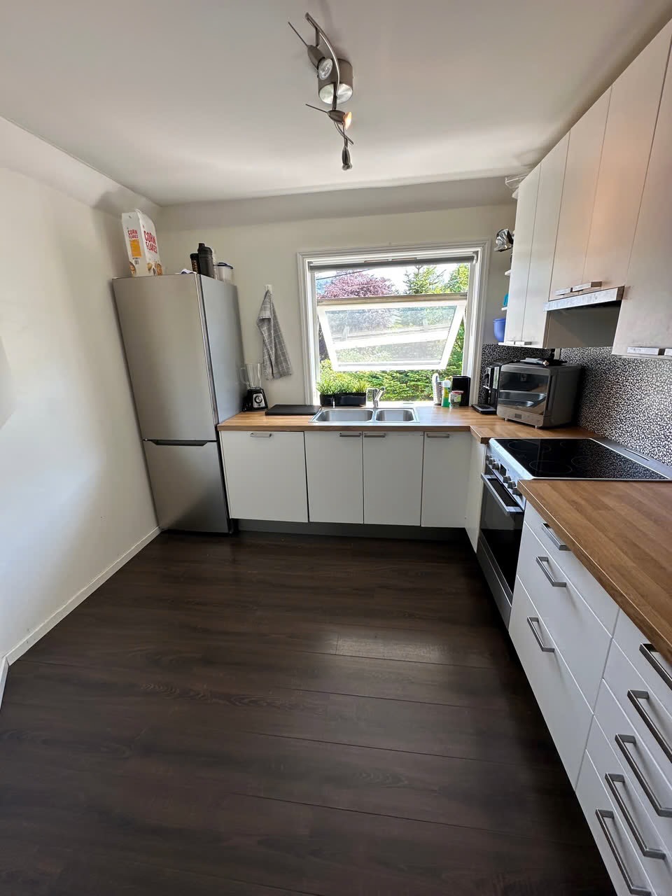 Stort og moderne kjøkken

