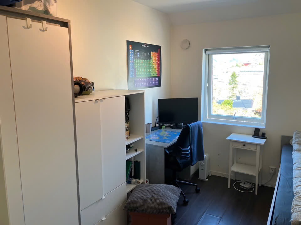 Rom 5 er 8,3 kvm. Kr 7500,- pr. mnd + strøm

