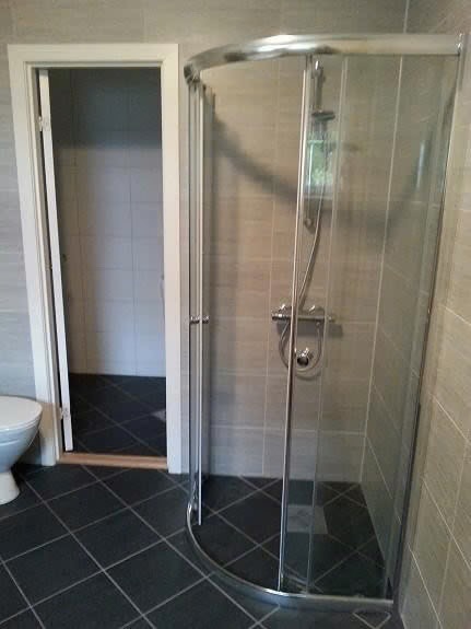 Badet med dusj med tropisk regn