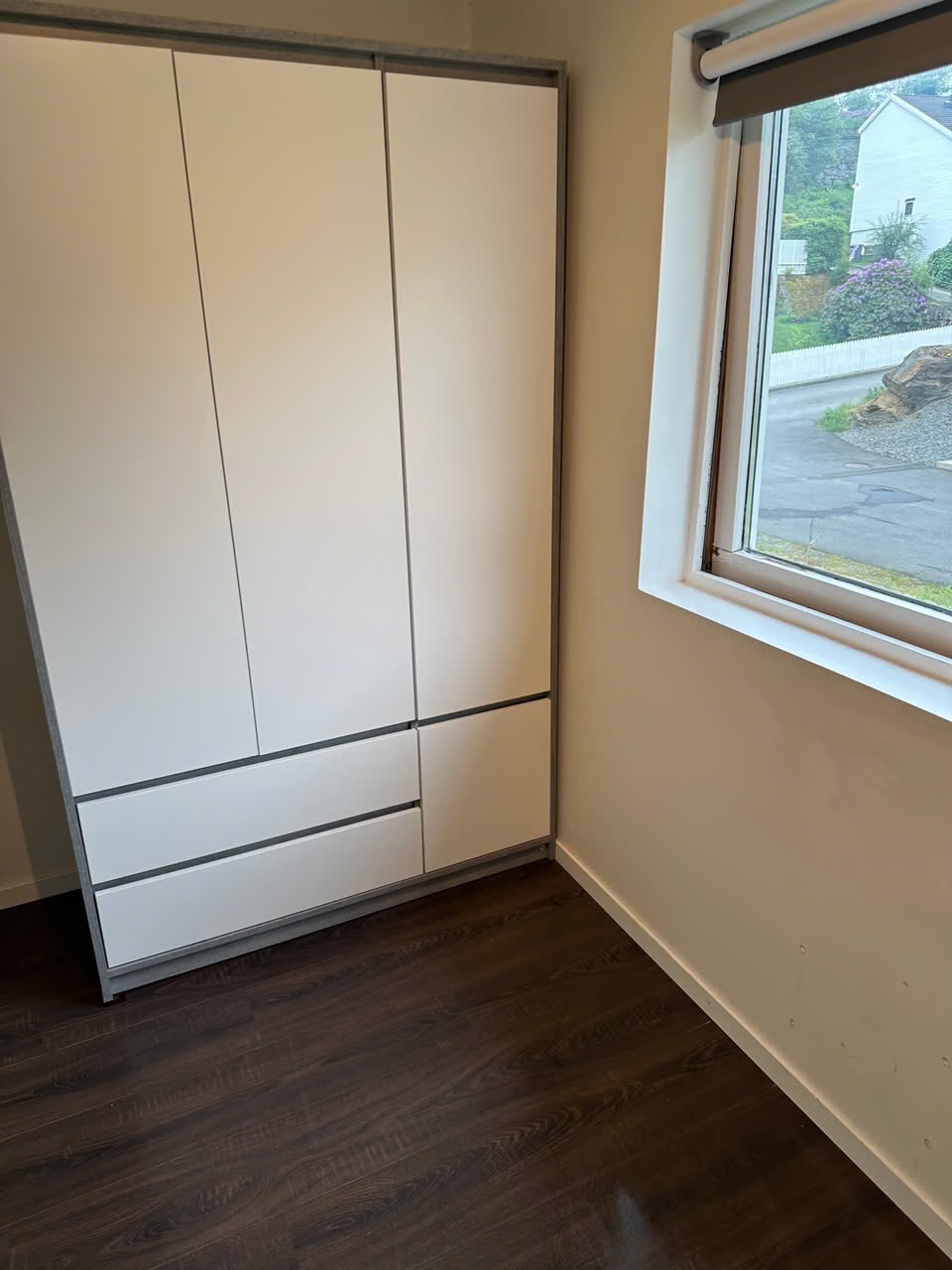 Alt inkludert; skrivepult, kontorstol, garderobe, seng og madrass. Alt du trenger er en overmadrass/ madrassbeskytter

