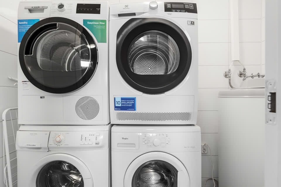 Rikelig med vaskemaskiner og tørketromler. Aldri kø for å vaske klær :)