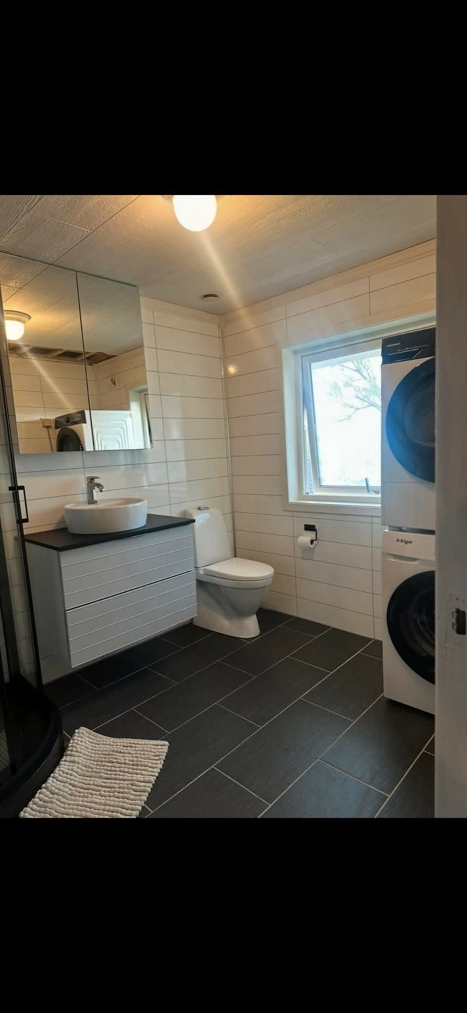 Romslig bad m. nytt dusjkabinett, vaskemaskin og tørketrommel. 