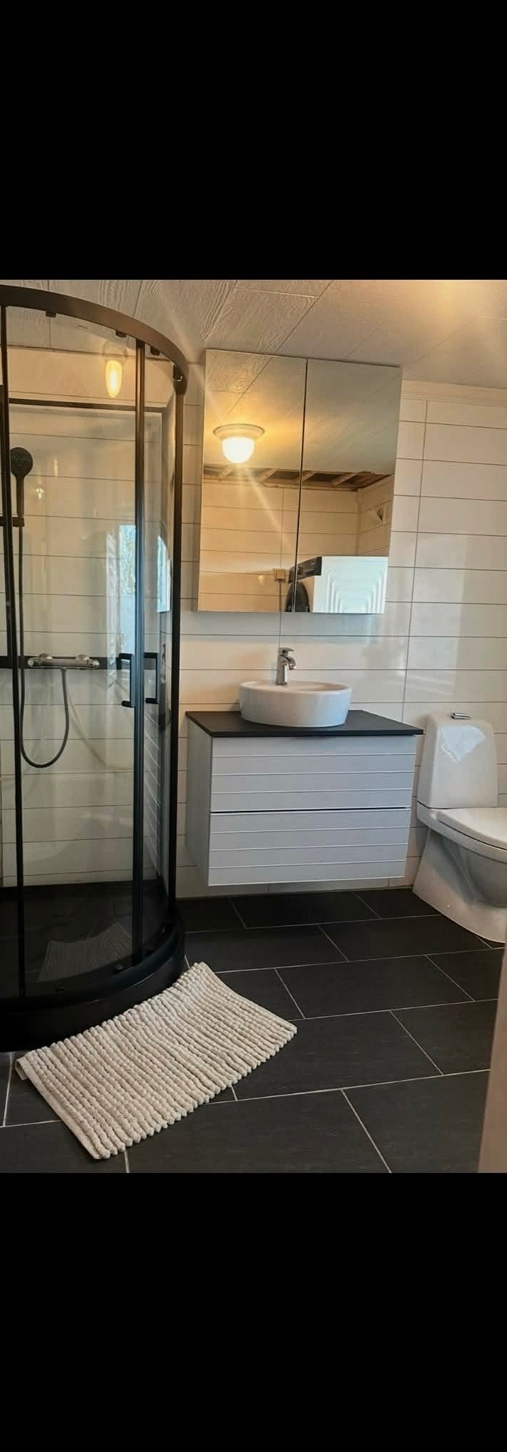 Bad m nytt dusjkabinett, vaskemaskin og tørketrommel.