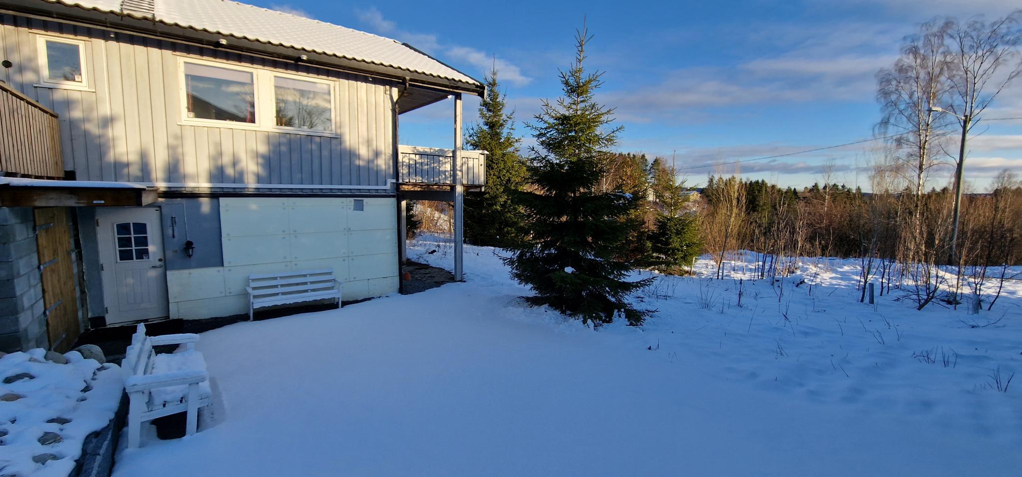 Biloppstillingsplass utenfor inngangsparti.